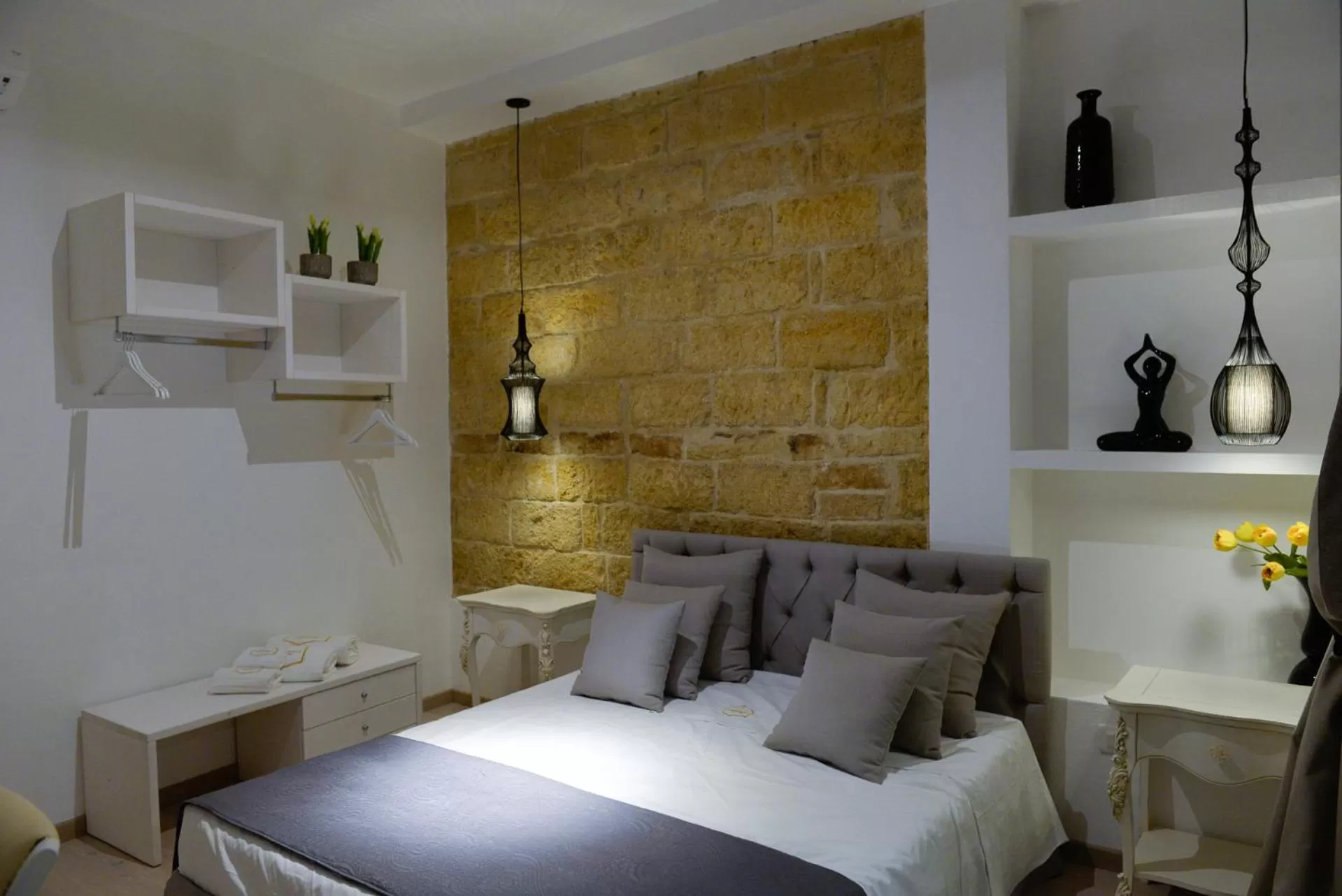 Photo of the whole room in Mare Versus Luxury Suites