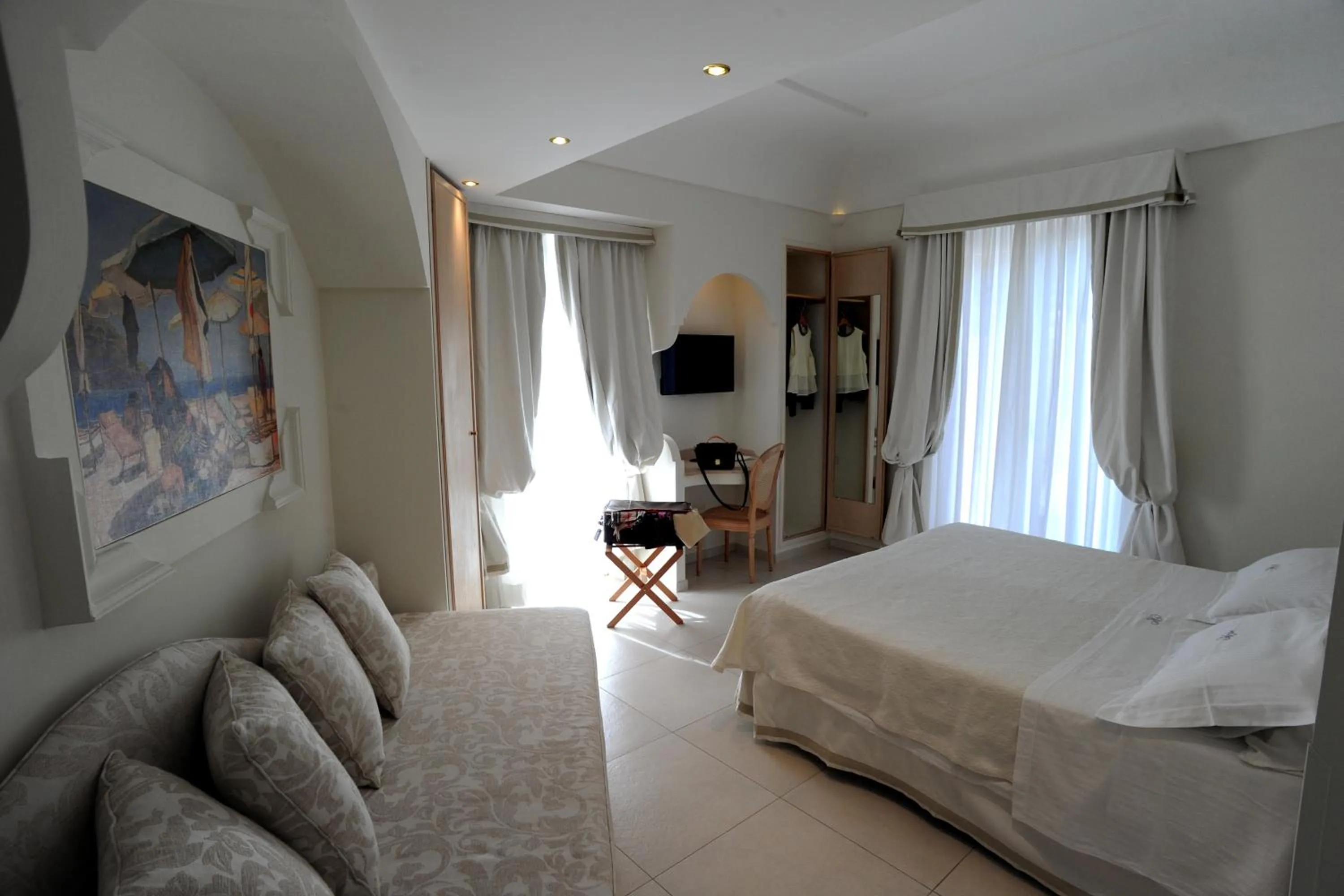 Photo of the whole room, Bed in Minori Palace