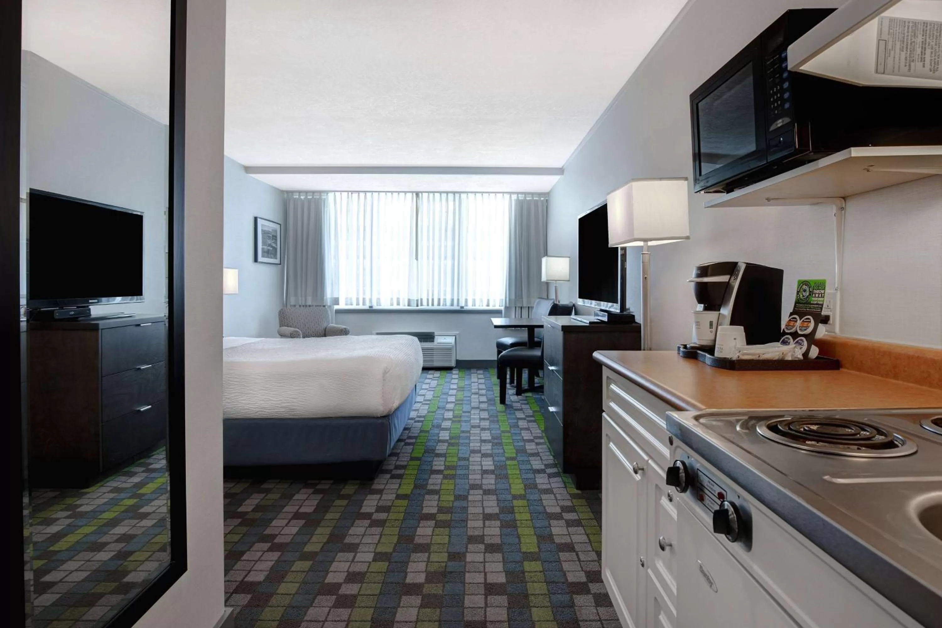 Kitchen or kitchenette, Bed in Days Inn by Wyndham Victoria Airport Sidney