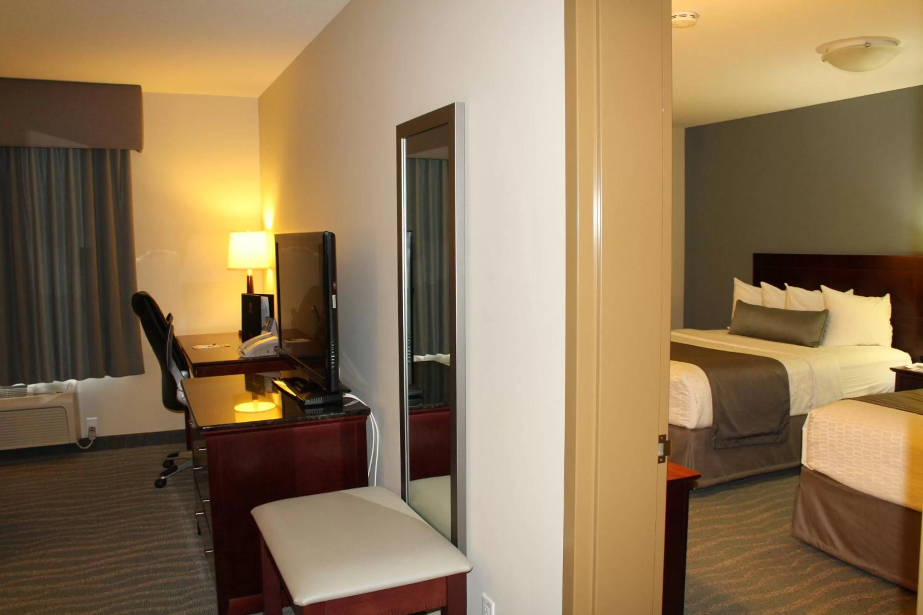 Living room, Bed in Best Western Rocky Mountain House Inn & Suites