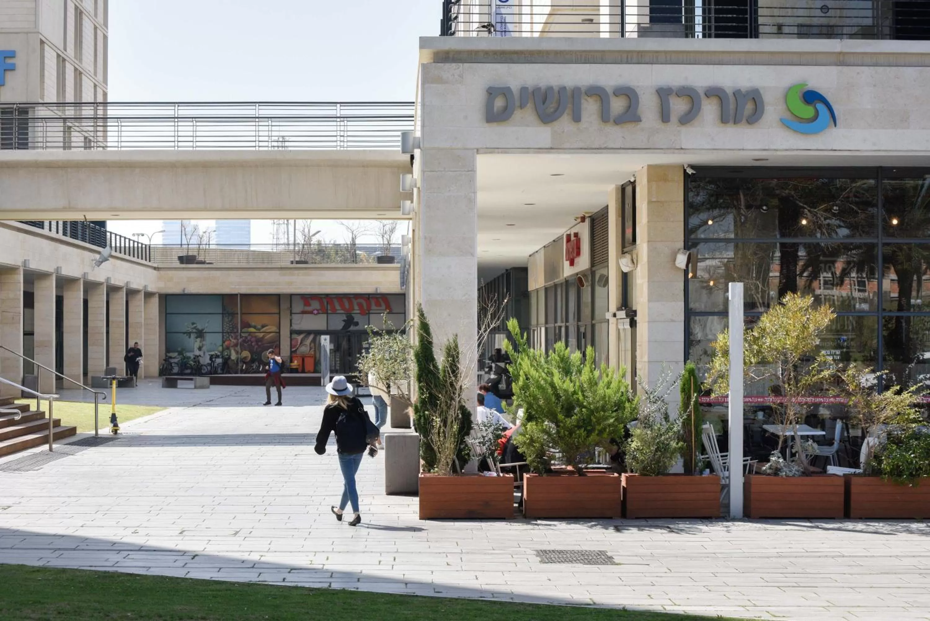 Facade/entrance in דירות גני תערוכה - TLV university apartments near Expo by Sea N' Rent