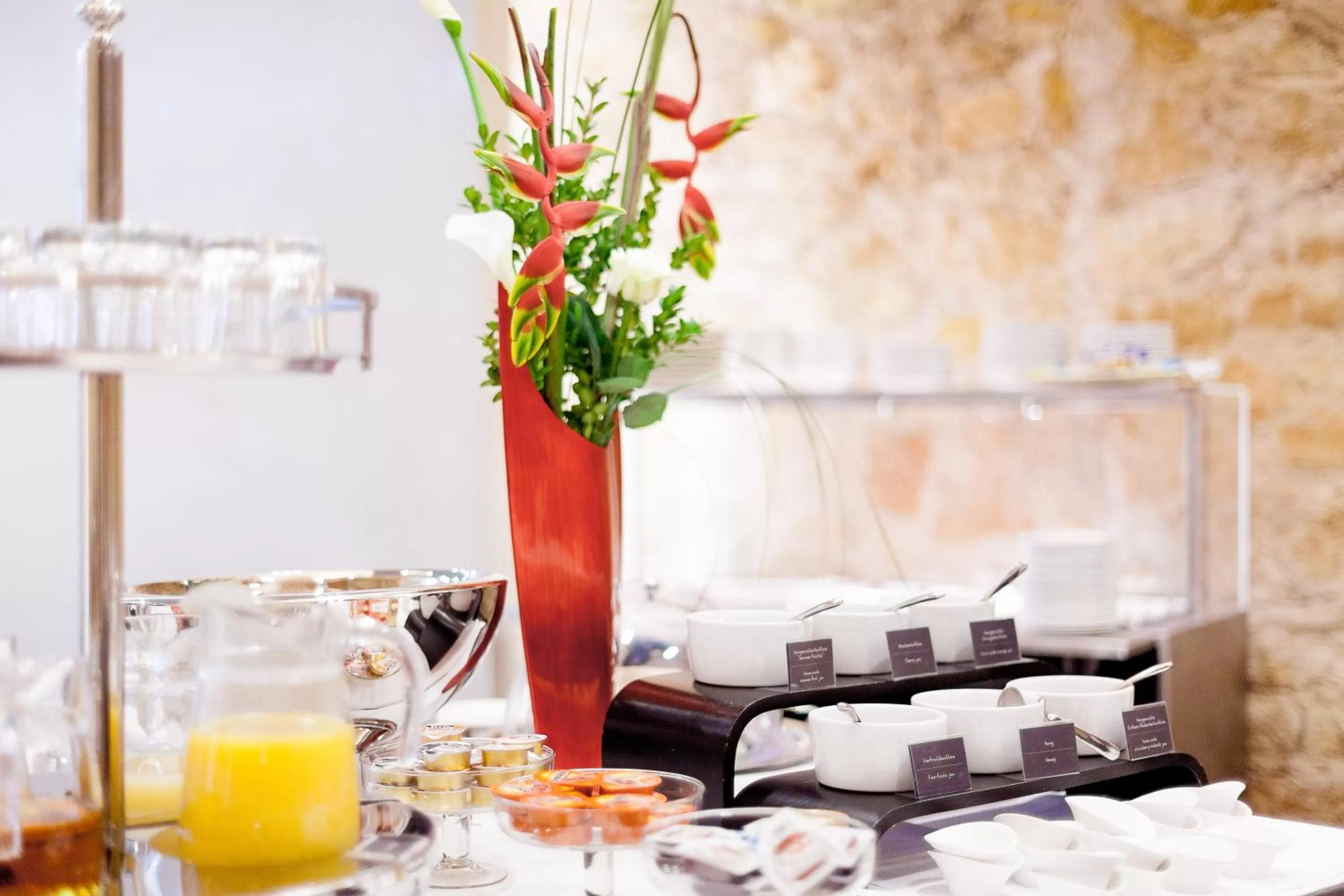 Buffet breakfast, Restaurant/Places to Eat in Hotel Basel - Da wohnen, wo Basel lebt!