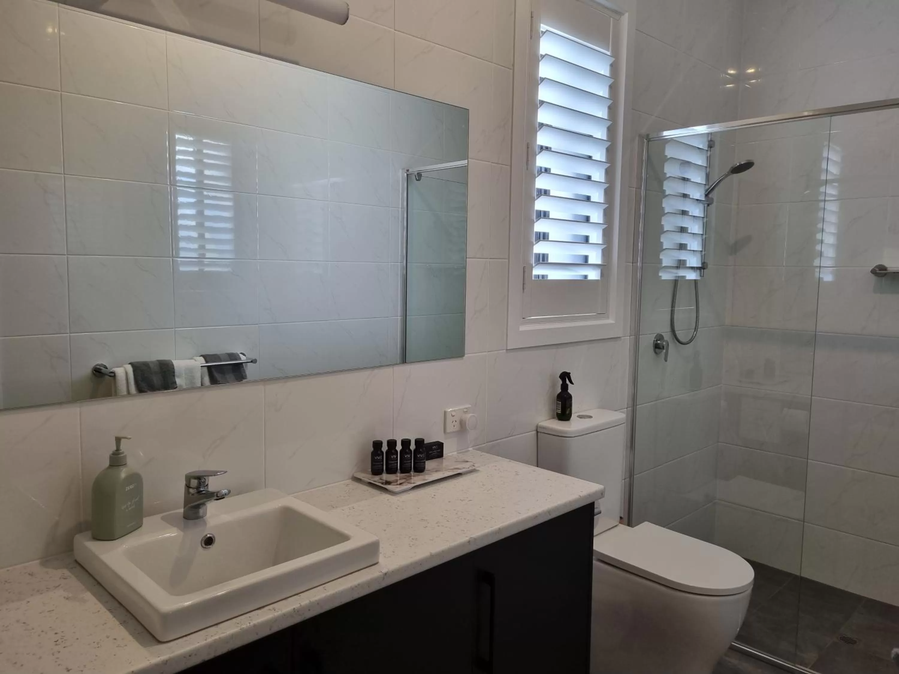 Shower in Hampton on Washington - FREE Wifi and Netflix