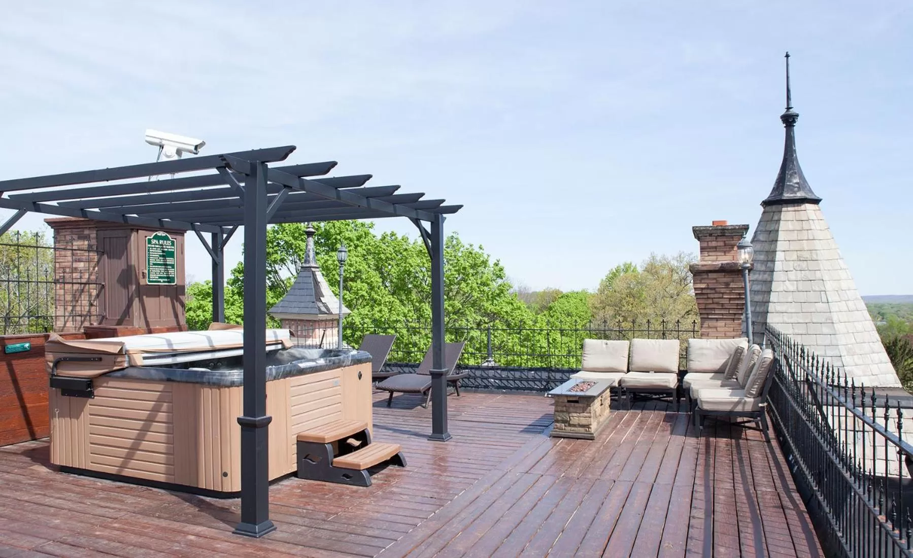 Patio in Henderson Castle Inn