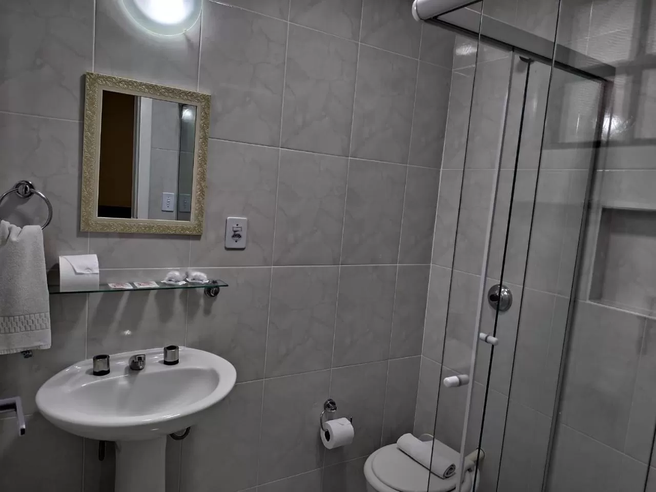 Shower in Hotel Estação Express