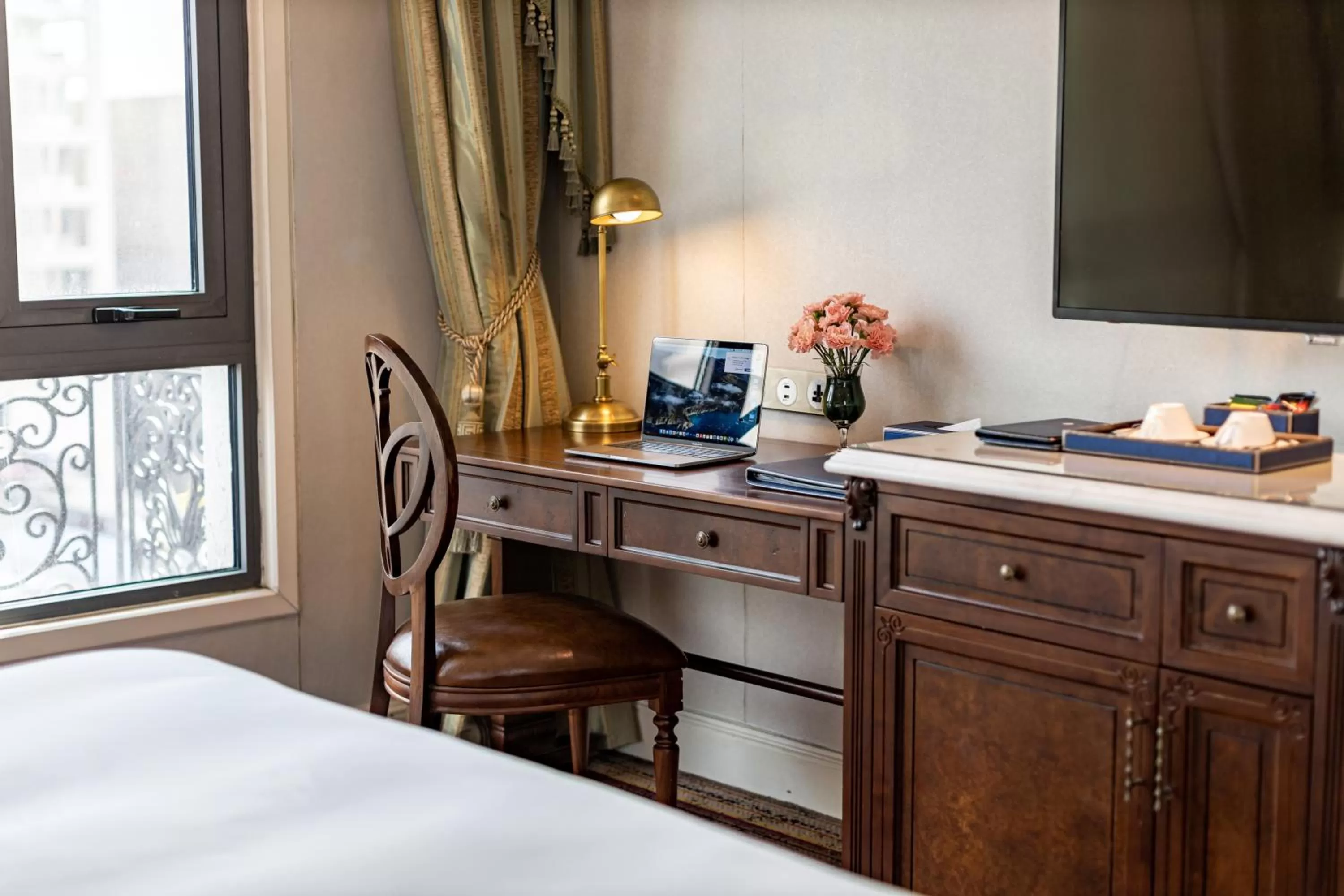 hair dresser, Bed in The Lapis Hotel