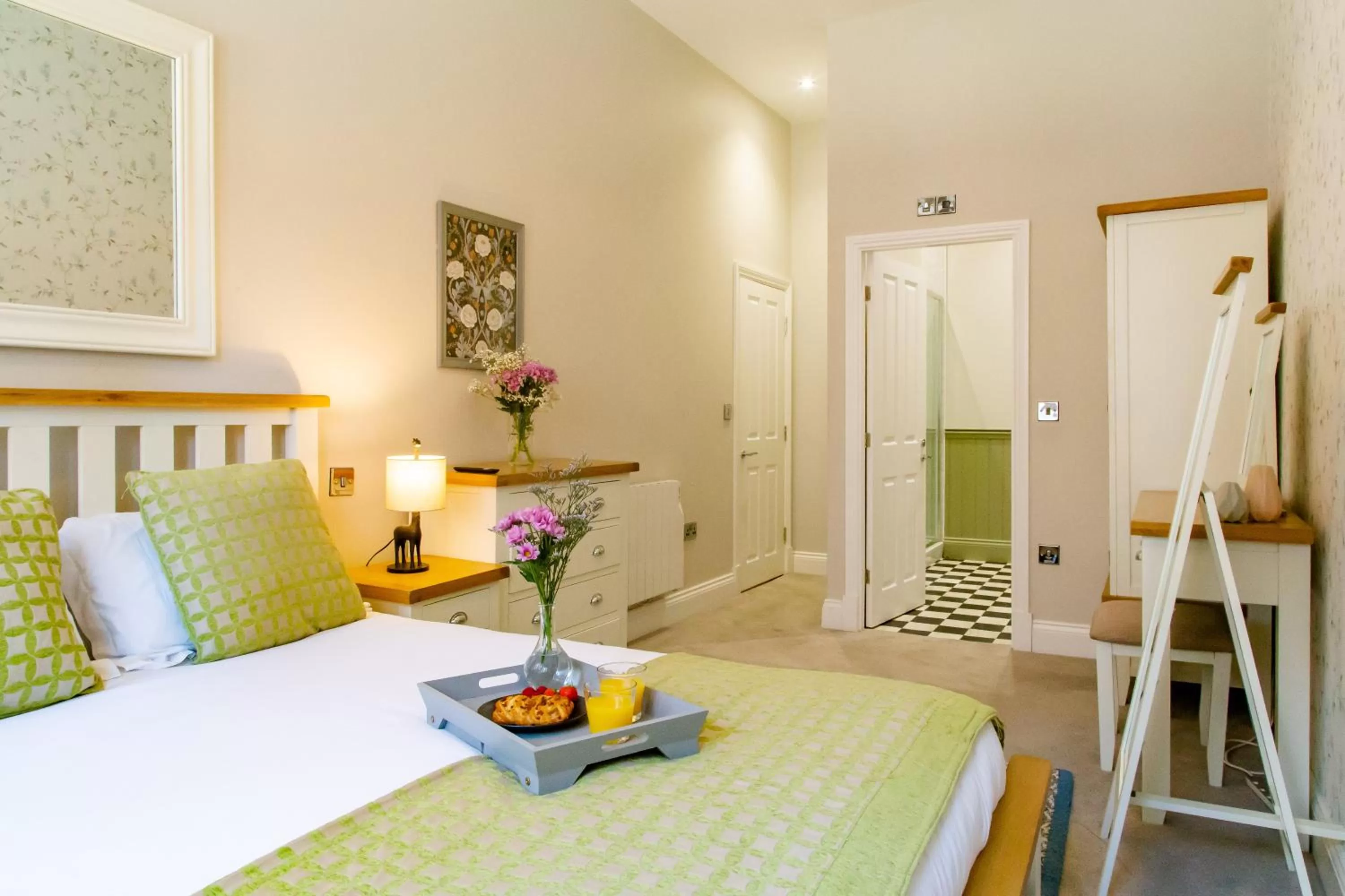 Photo of the whole room, Bed in Goodramgate Apartments