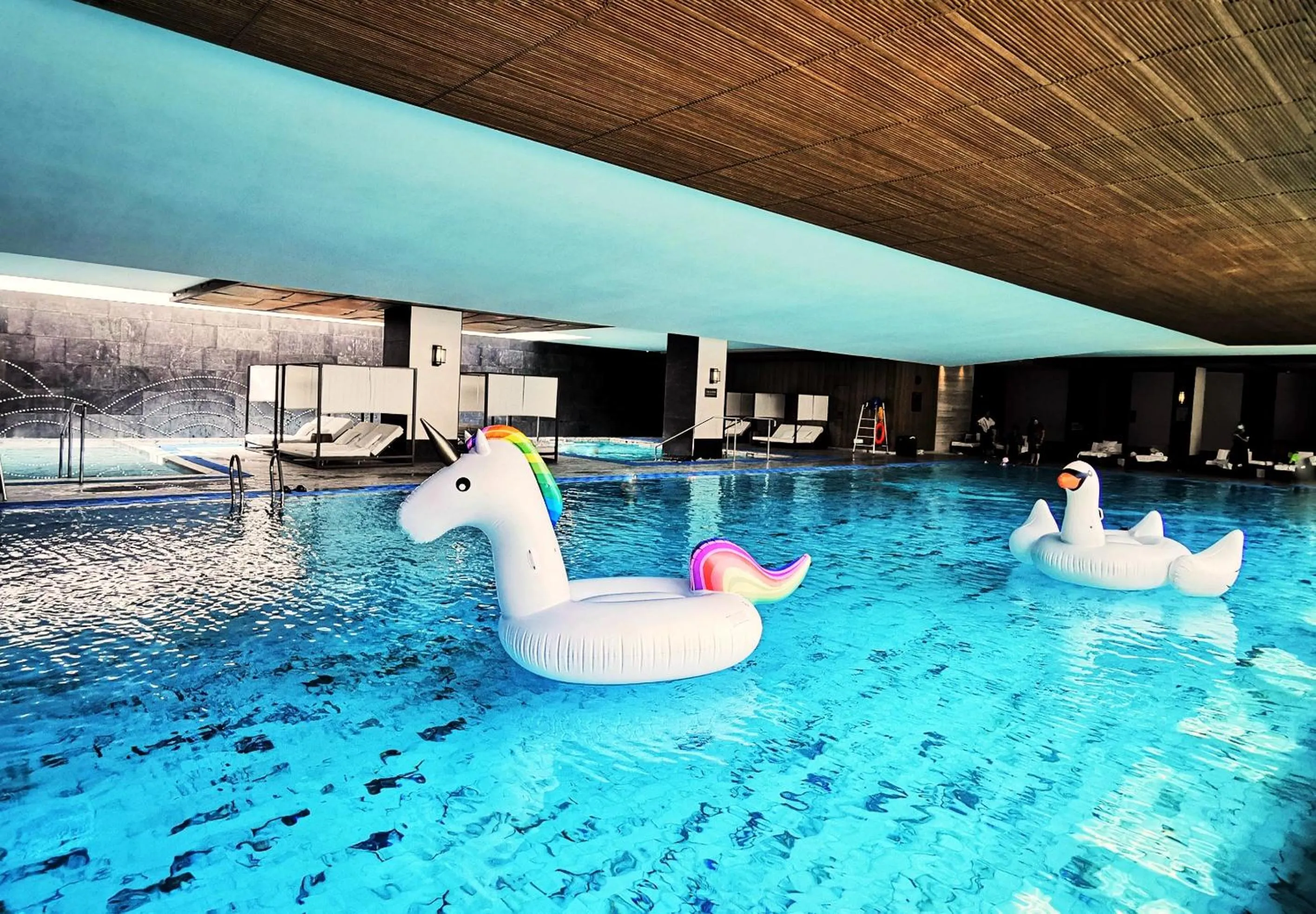 Swimming pool in Pullman Kaifeng Jianye