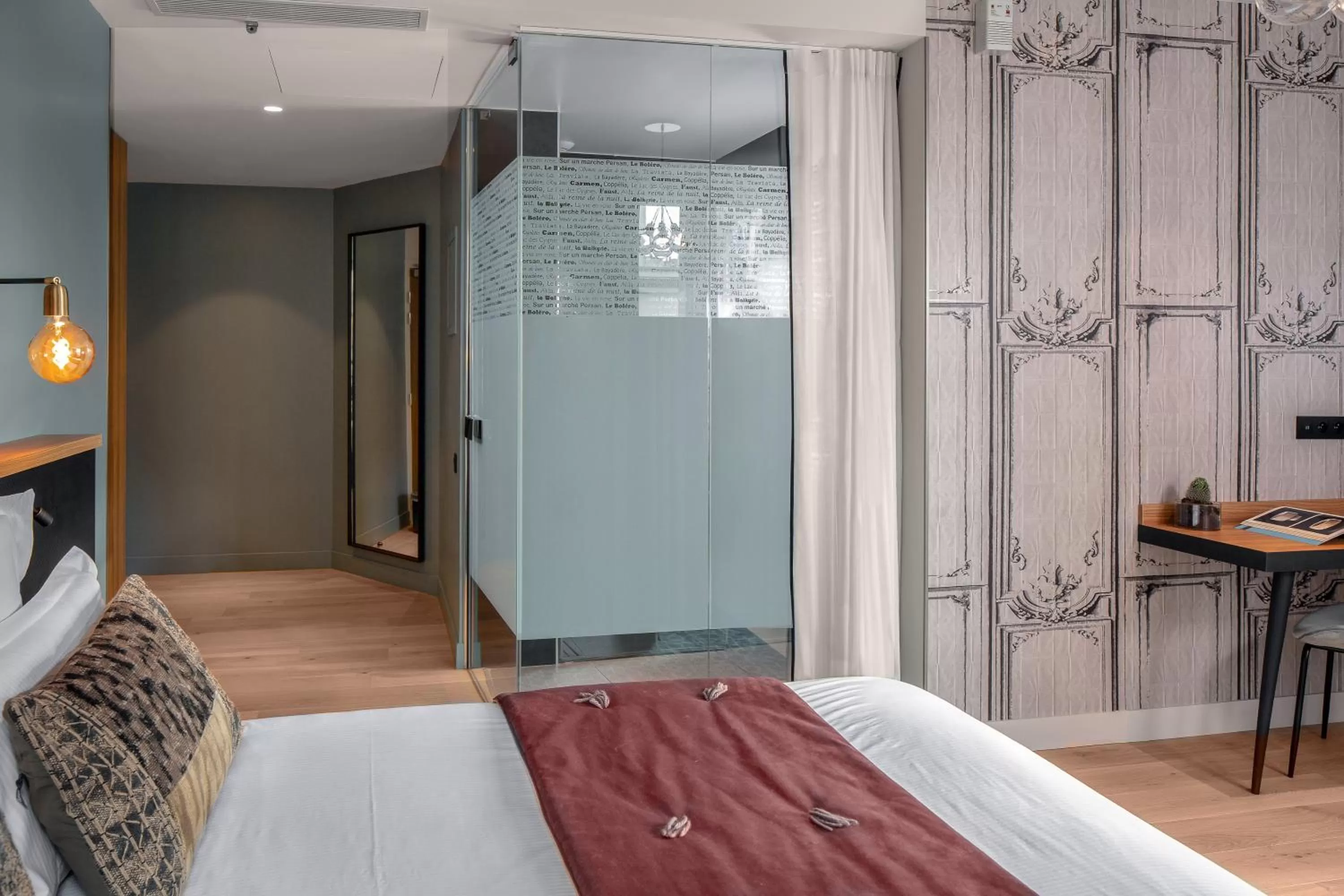 Bed in Lyric Hotel Paris Opera