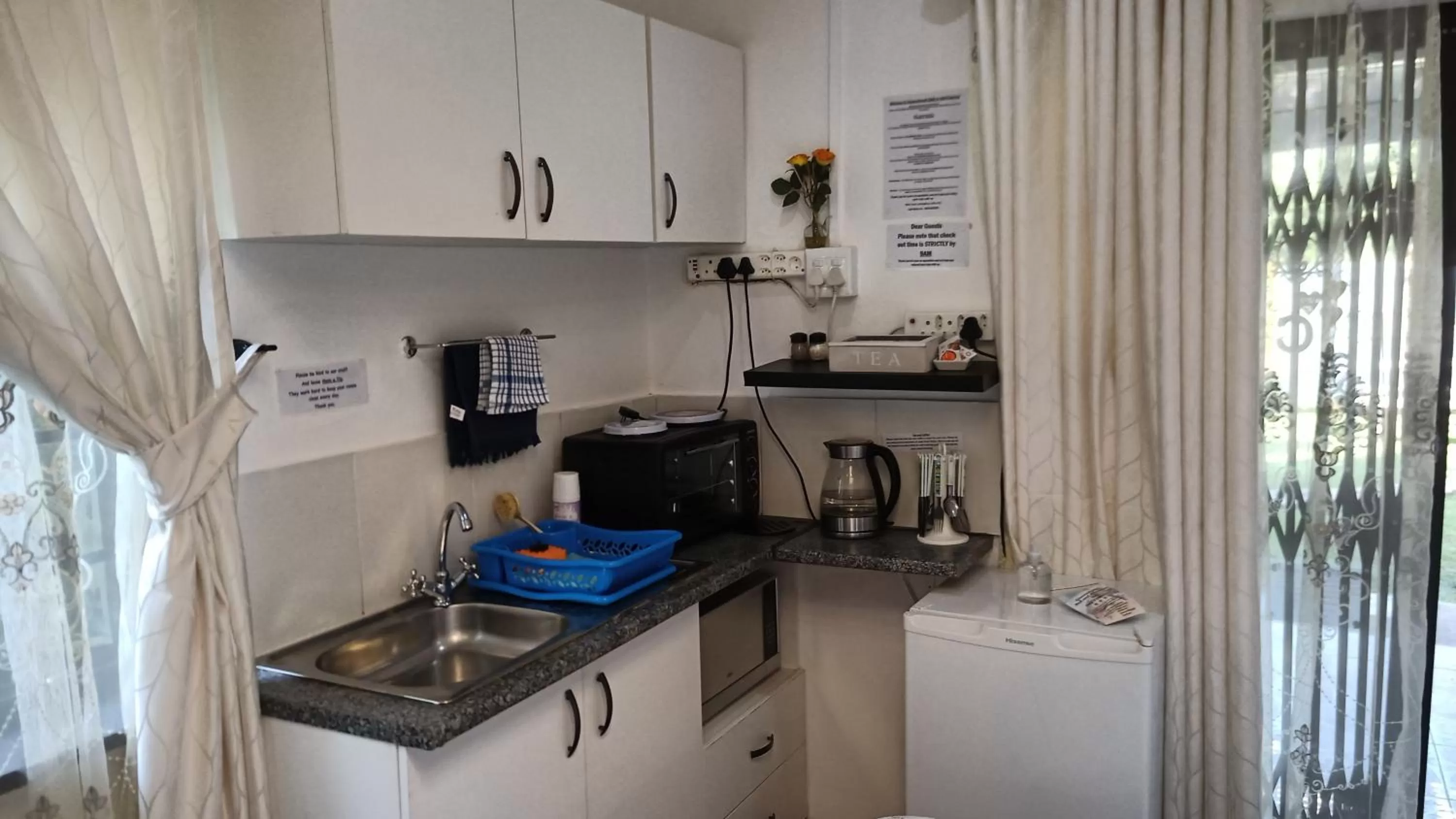 Coffee/tea facilities, Kitchen/Kitchenette in Queensburgh B&B or Self Catering