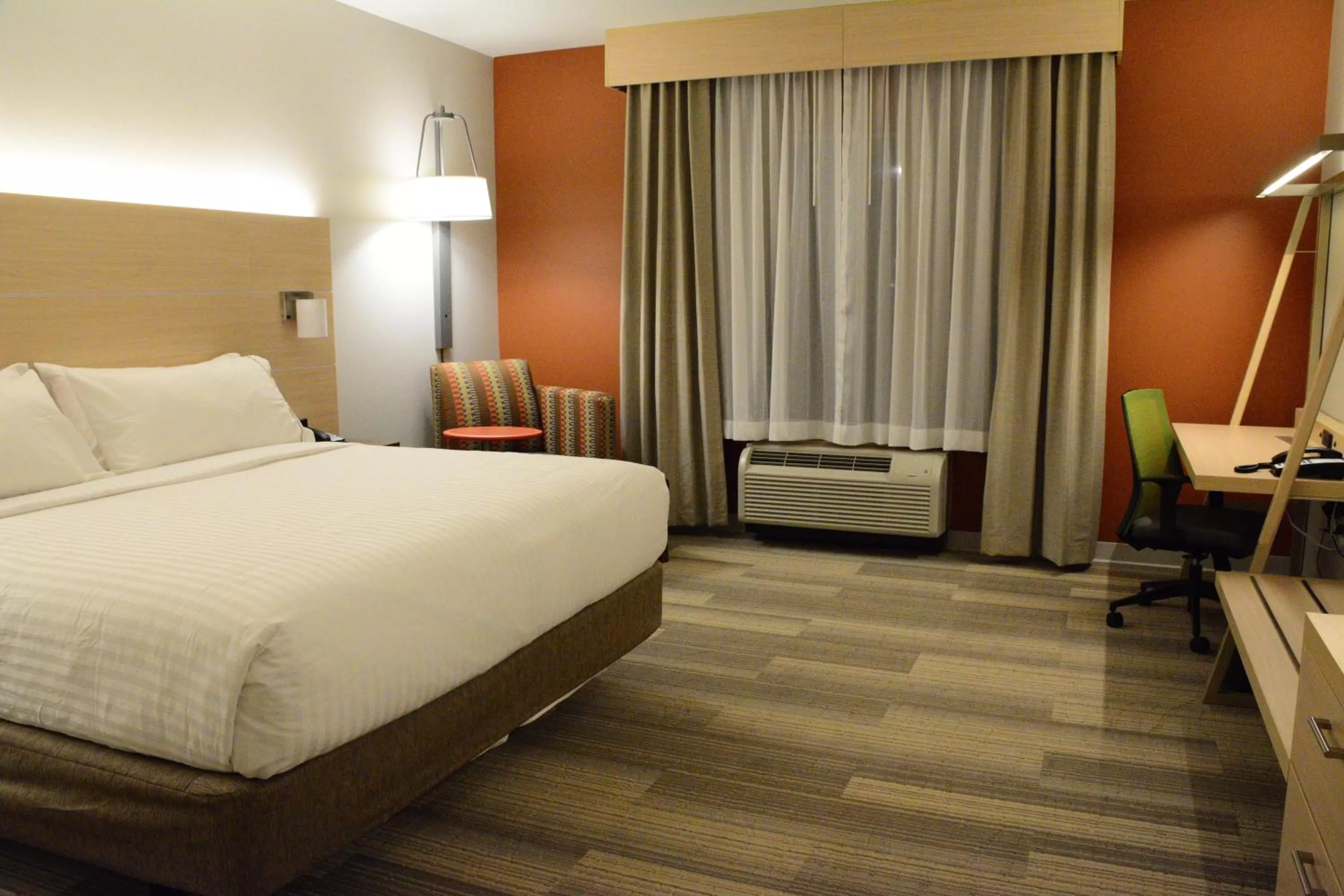 Photo of the whole room, Bed in Holiday Inn Express & Suites Lexington Park California by IHG
