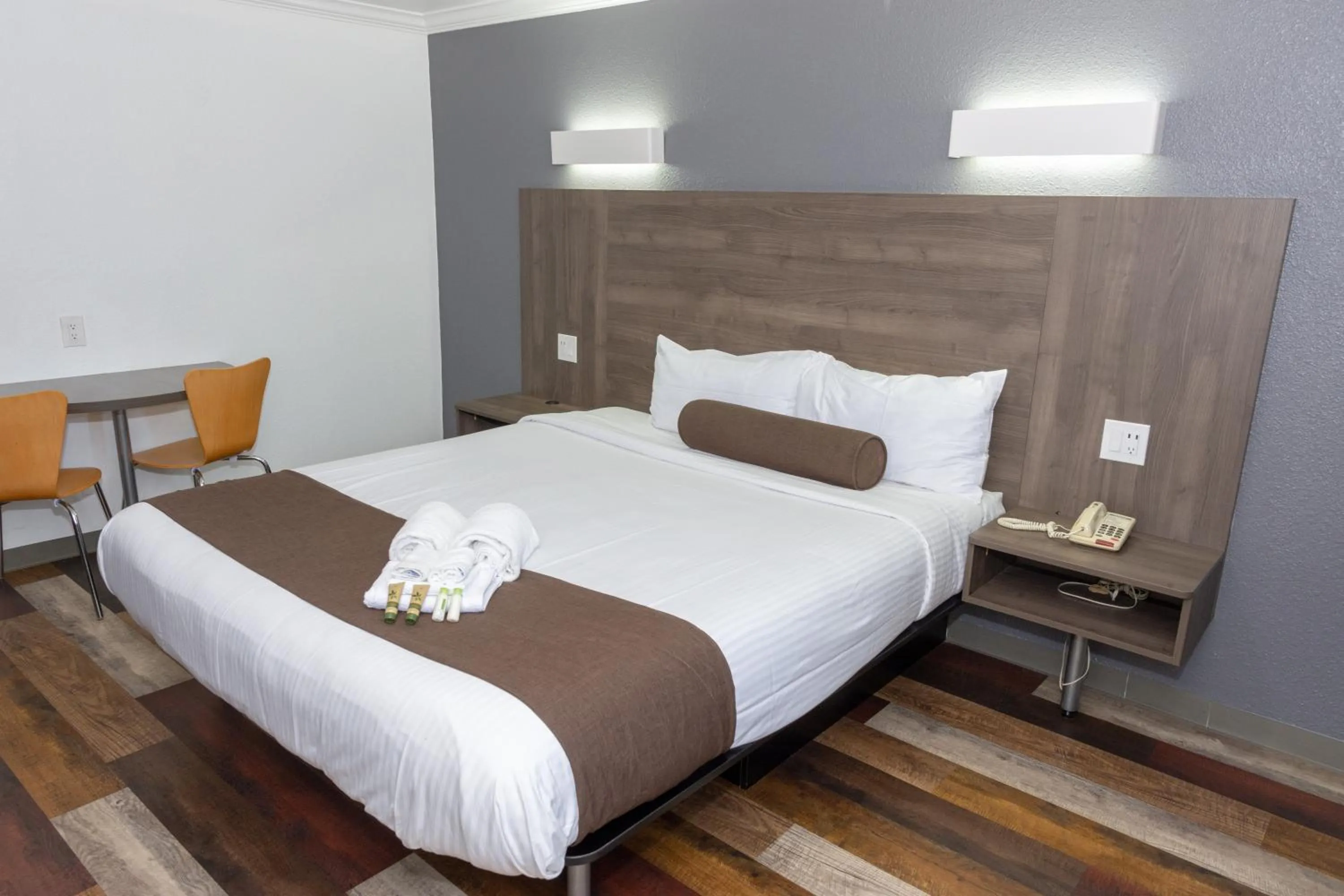 Bedroom, Bed in Value Inn Bellflower