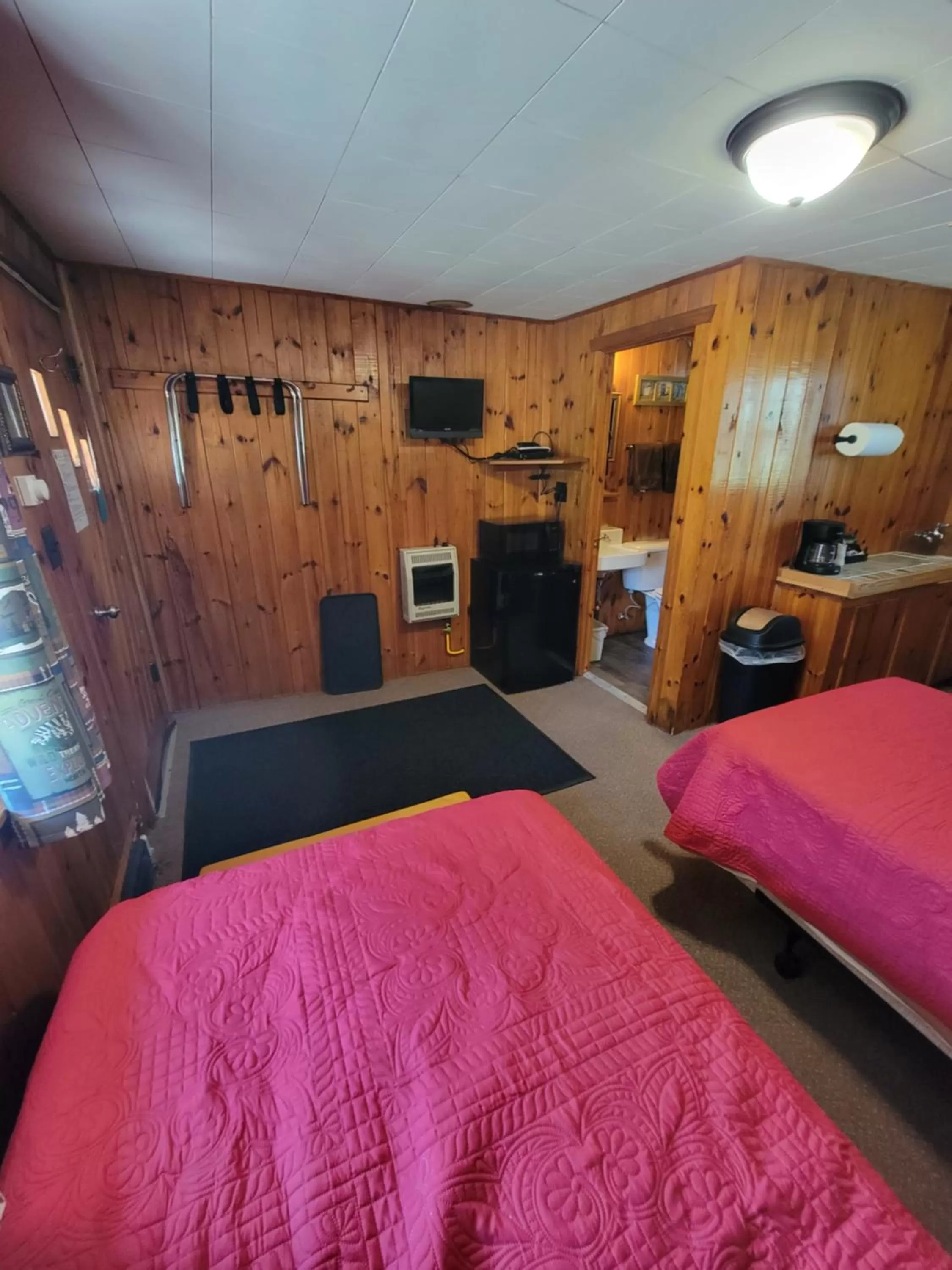 Bed in Two Rivers Motel and Cabins of Kenton, MI