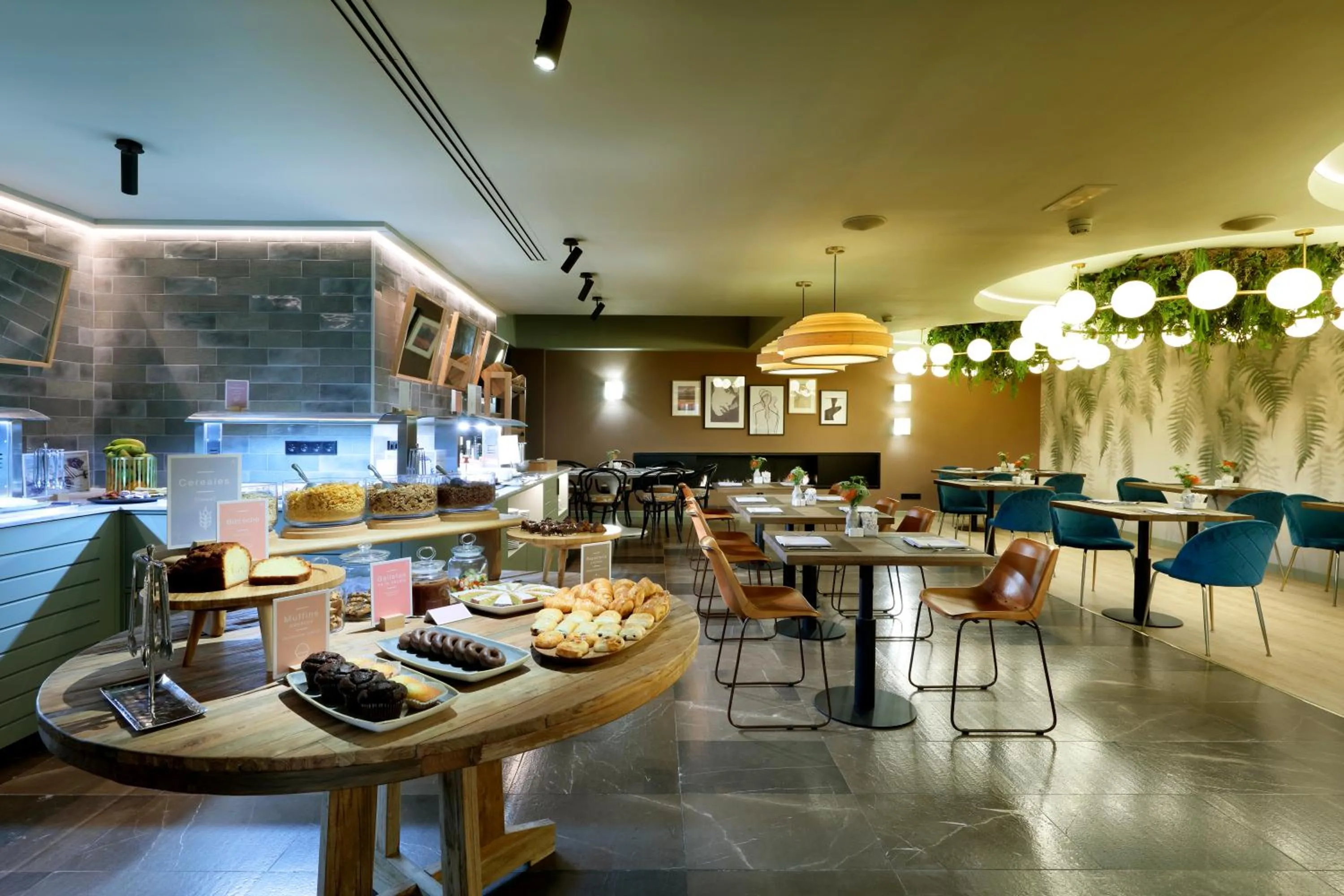 Restaurant/places to eat in Barceló Oviedo Cervantes