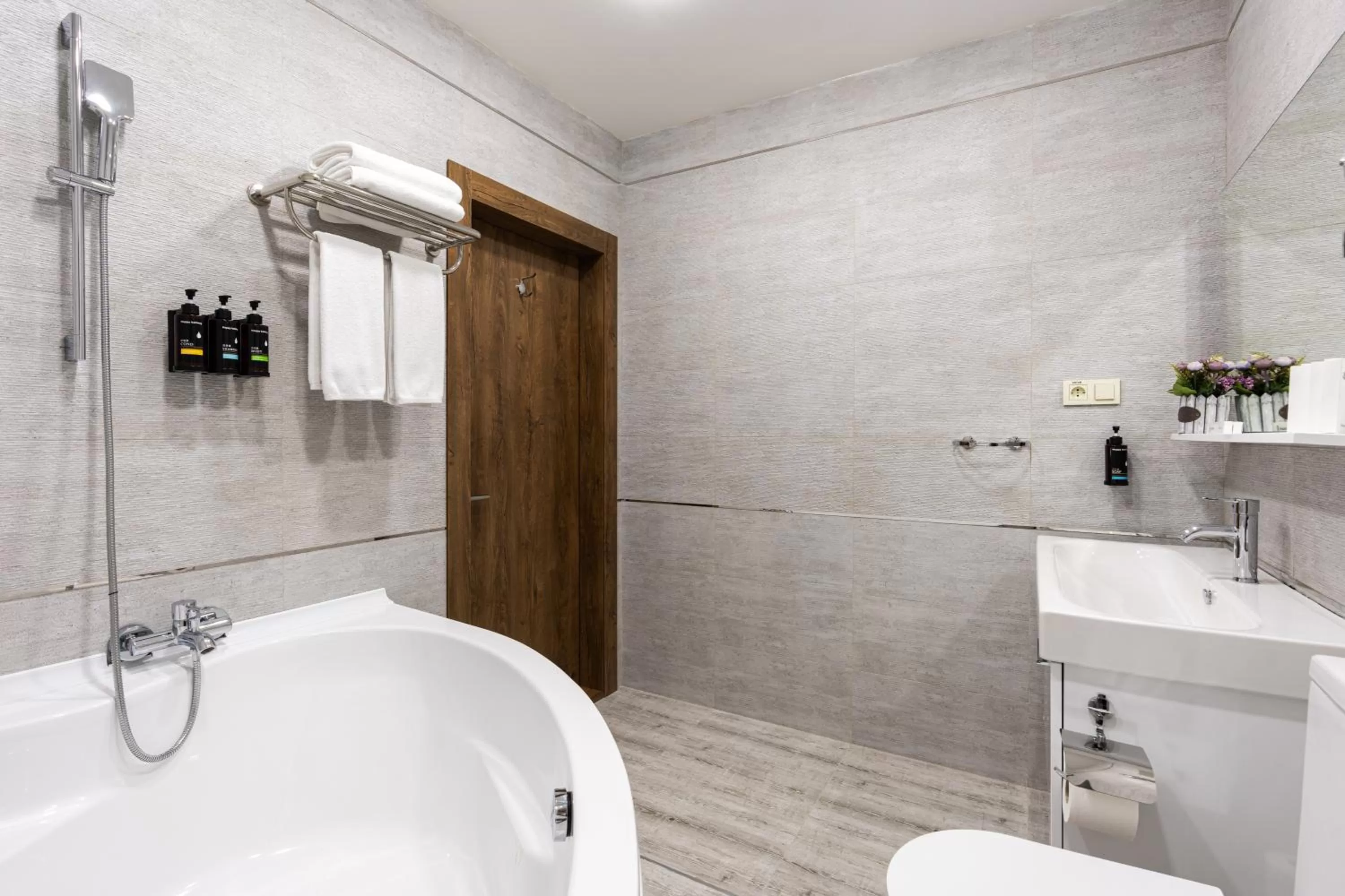 Shower in Shamsan Airport Hotel