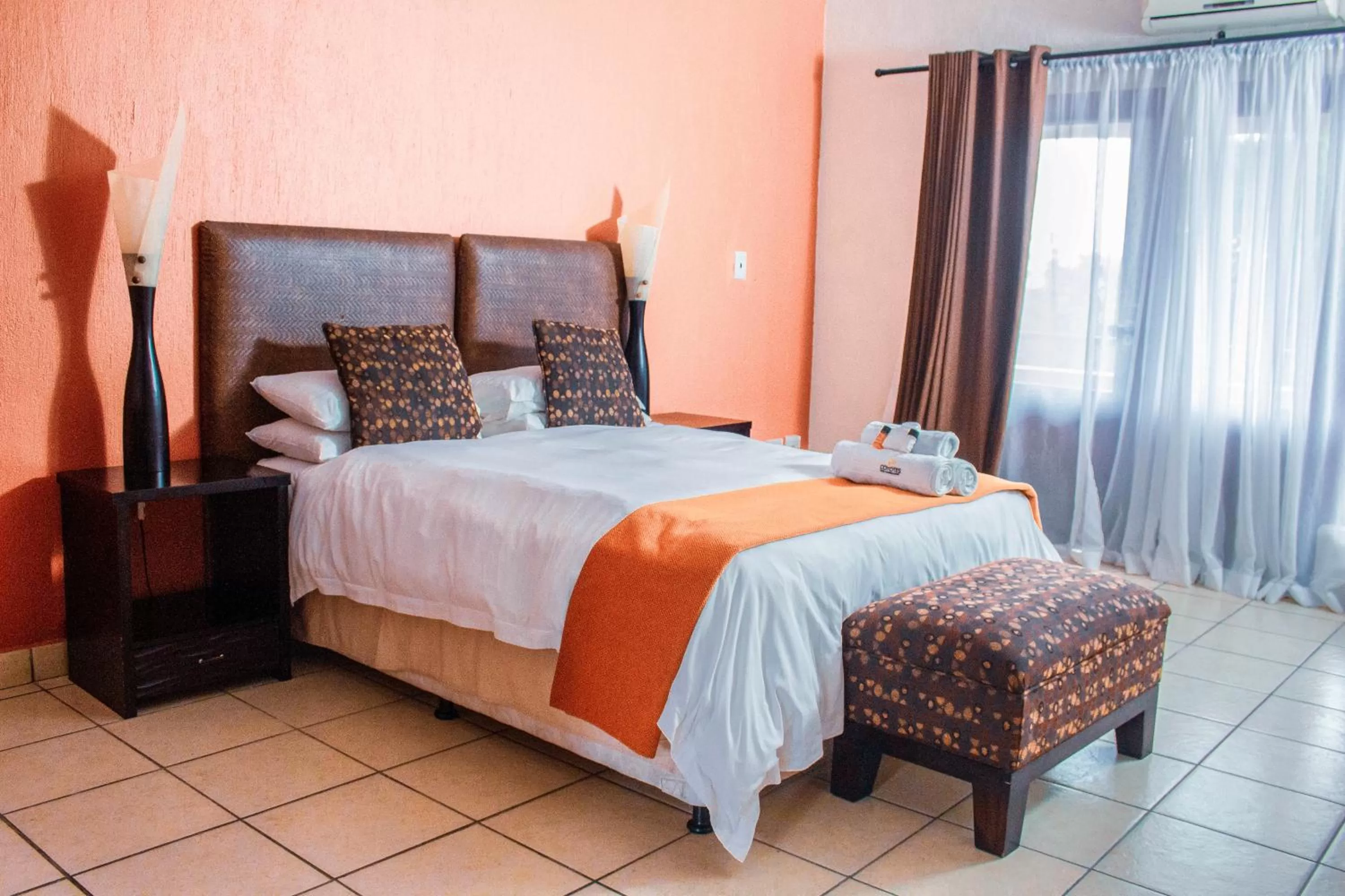 Bed in Coyotes Hotel & Conference Centre