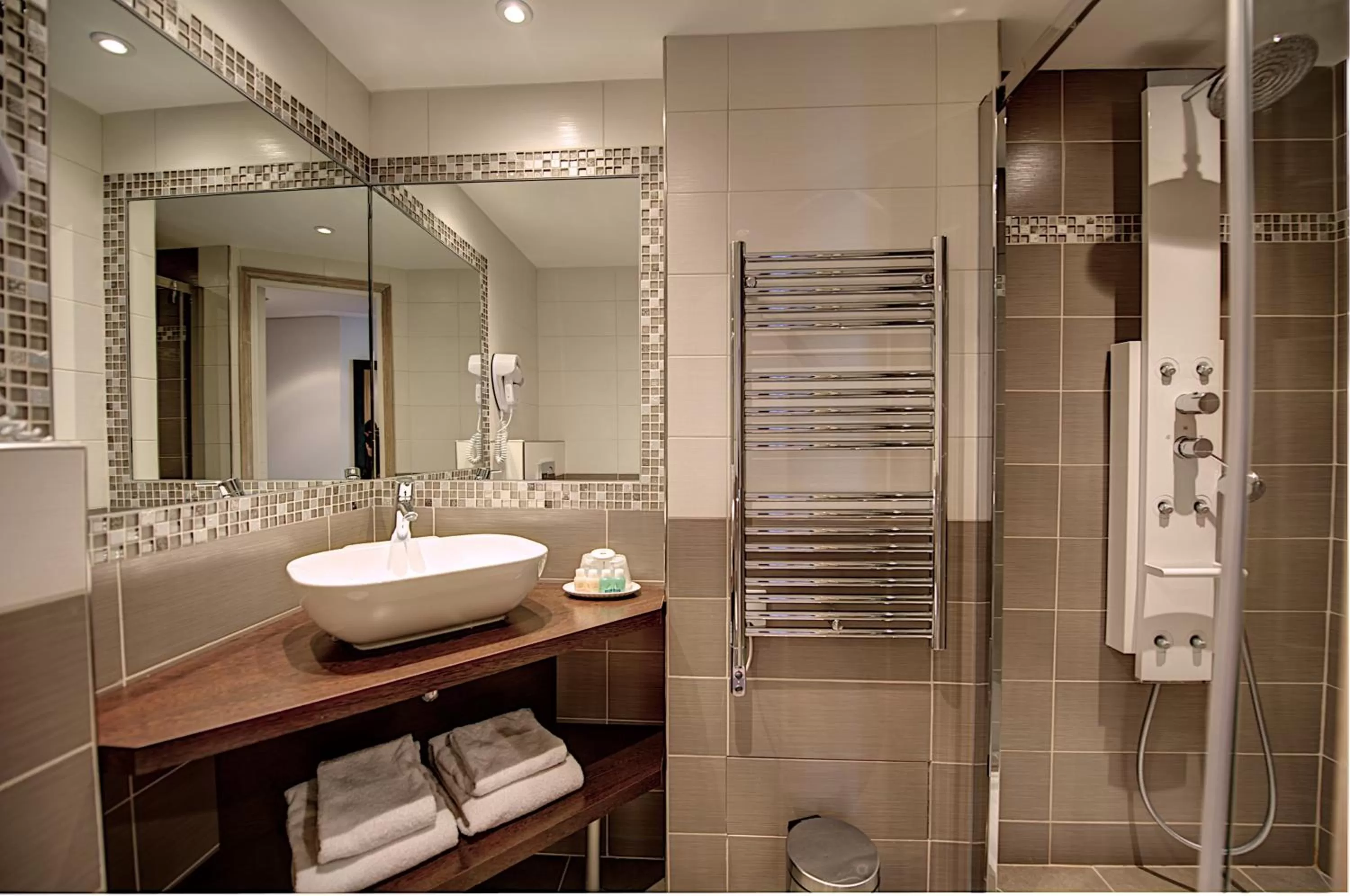 Shower in Hôtel Du Midi Paris Montparnasse