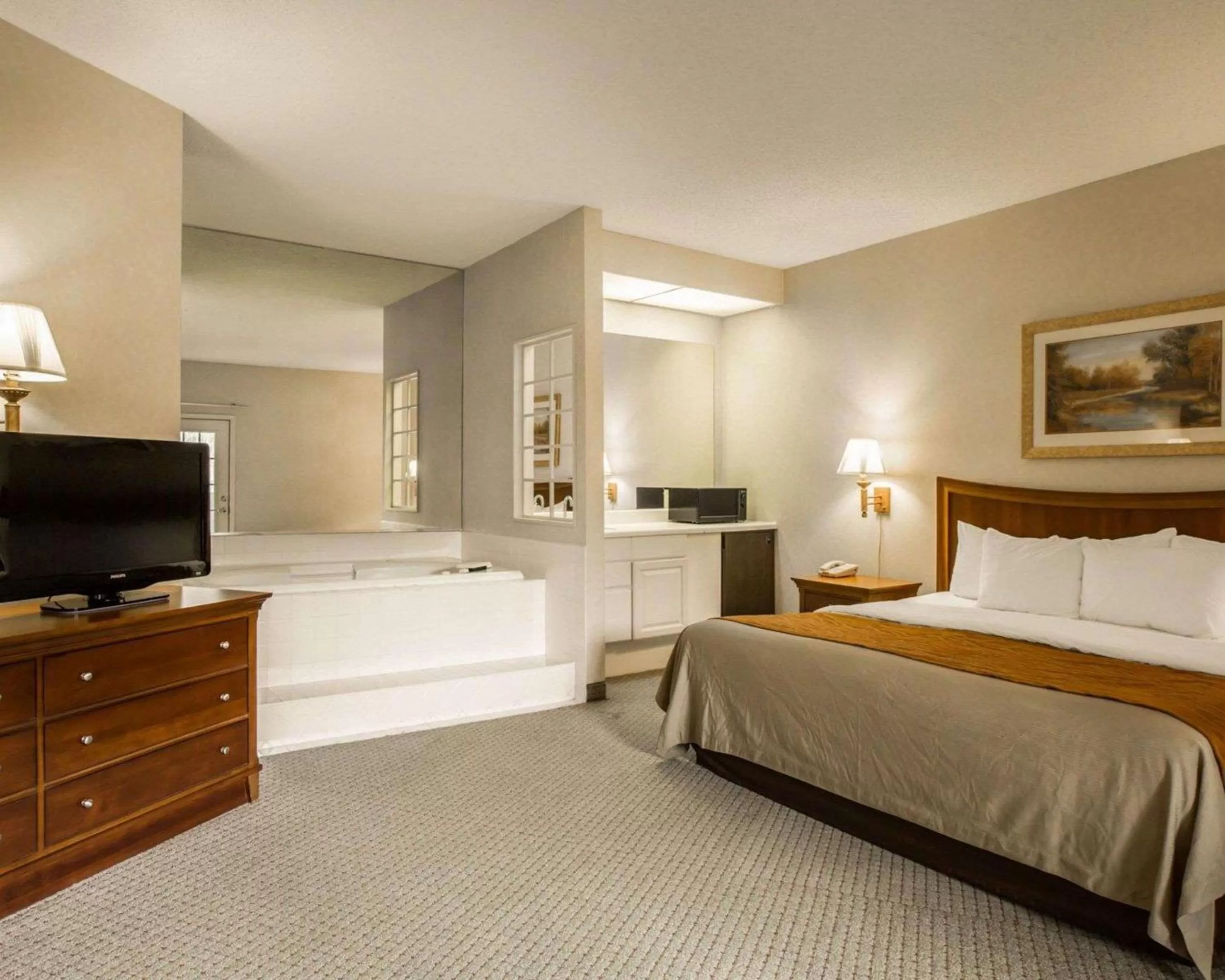 Photo of the whole room, Bed in Rodeway Inn & Suites Cherokee On the River