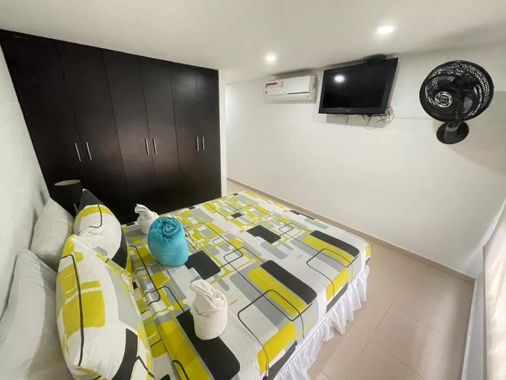 Photo of the whole room, TV/Entertainment Center in Lindos apartaestudios y habitaciones en Ibague