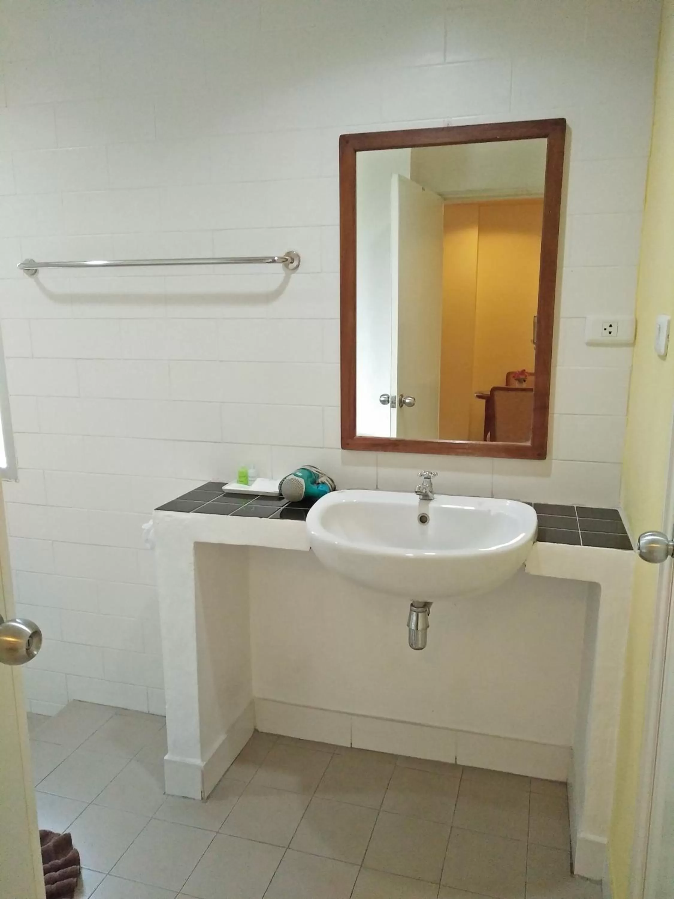 Bathroom in JL Bangkok Hotel