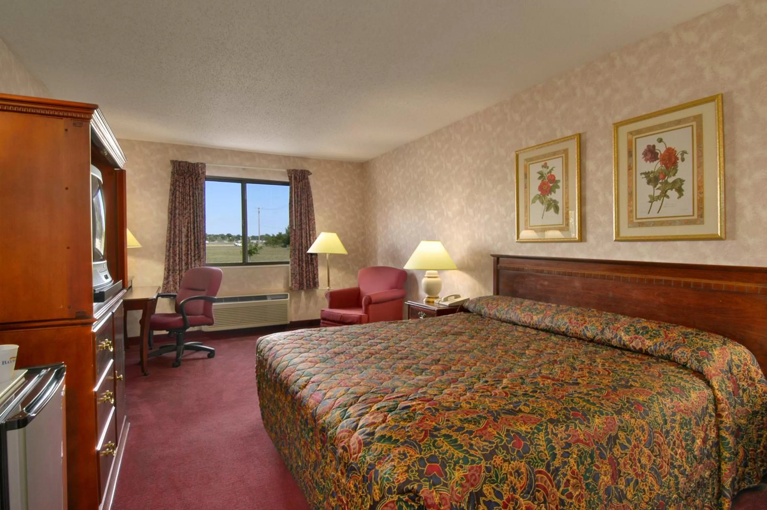 Photo of the whole room, Bed in Baymont by Wyndham Muskegon