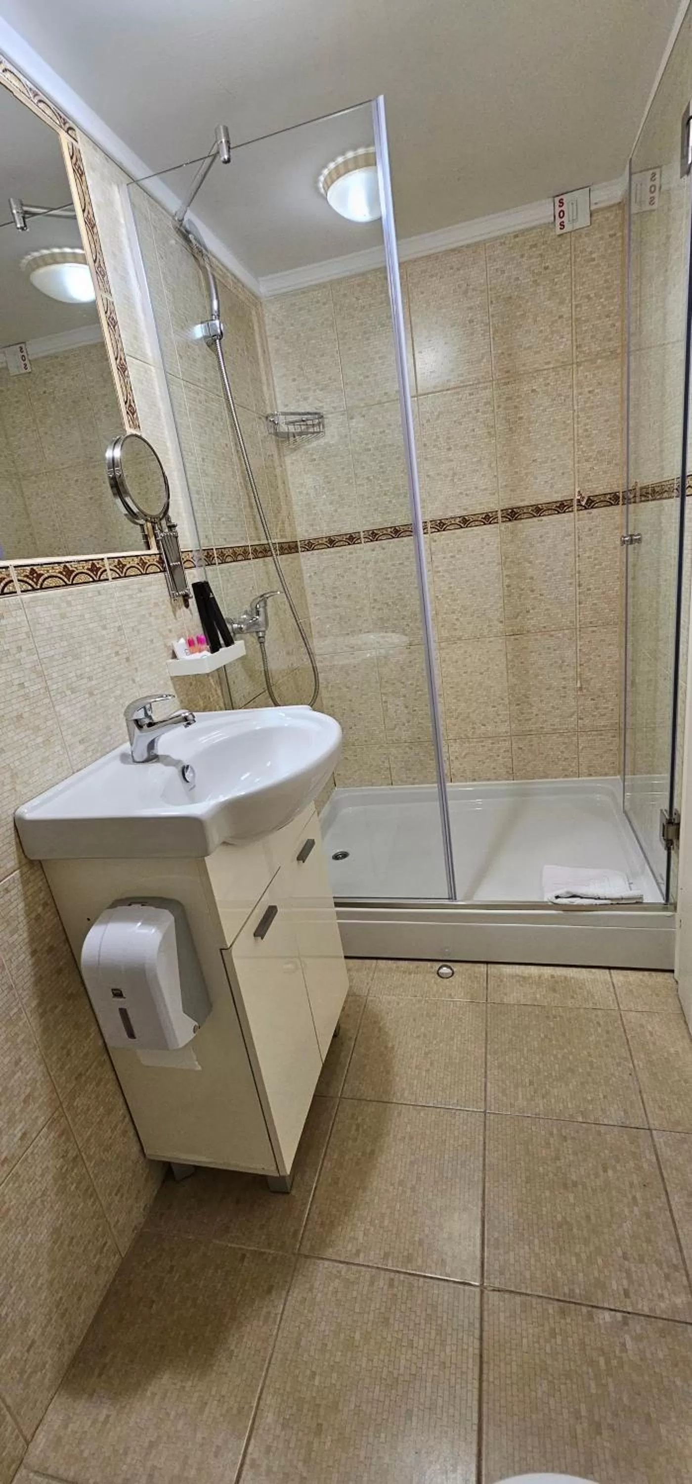 Property building, Bathroom in Hotel Fontana