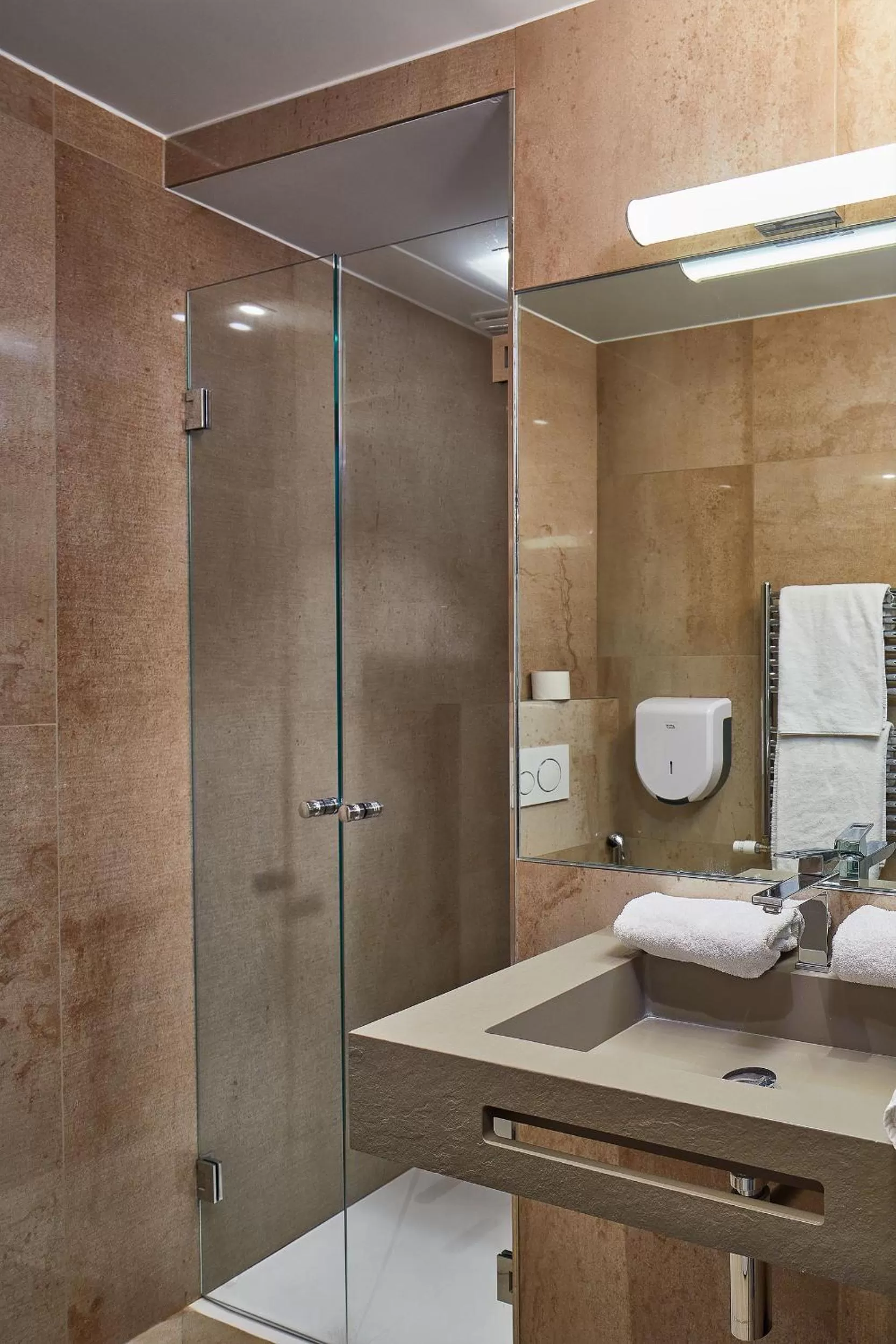 Shower in Hôtel de Roubaix