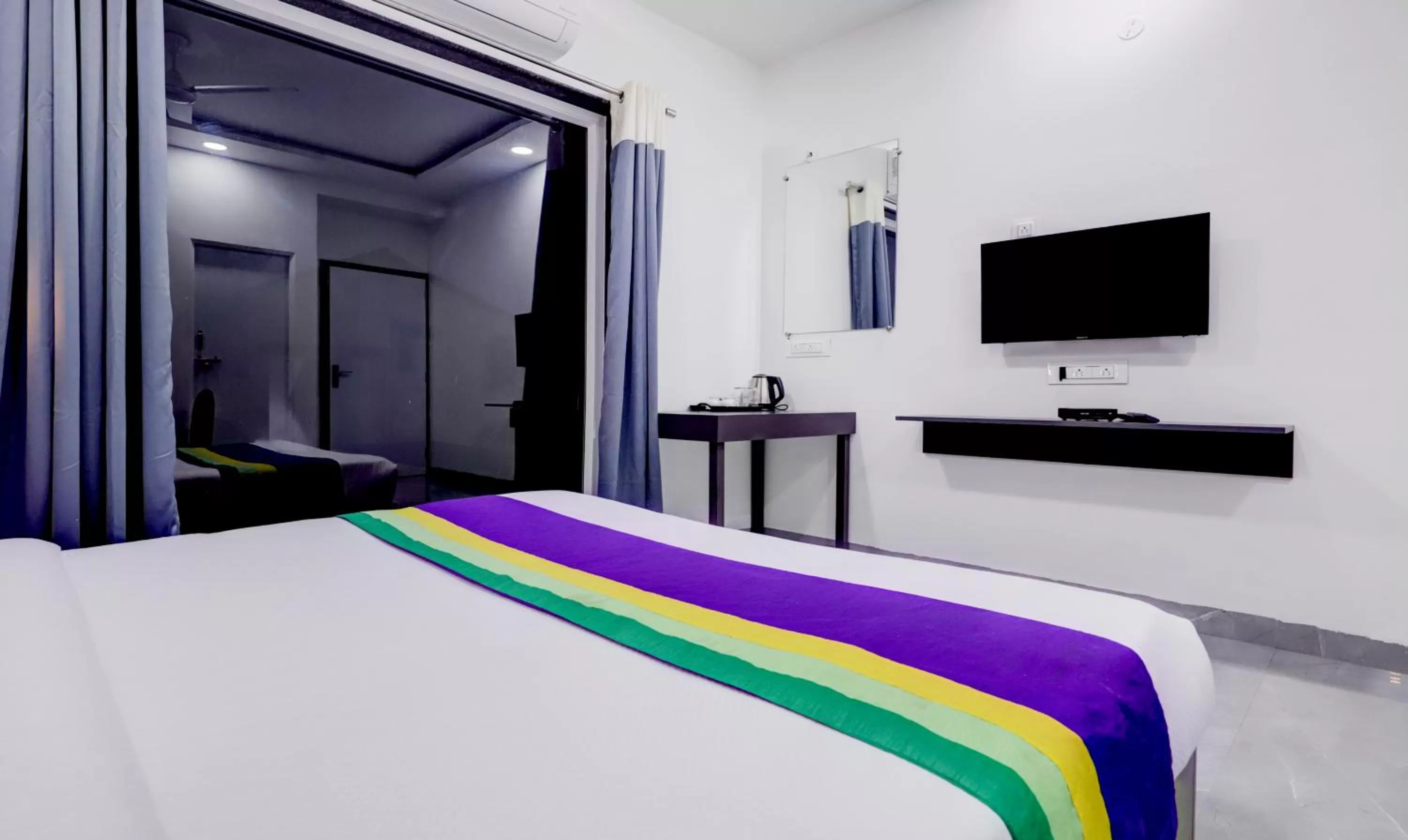 Bed in Treebo Trend Finesta Suites Wardha Road