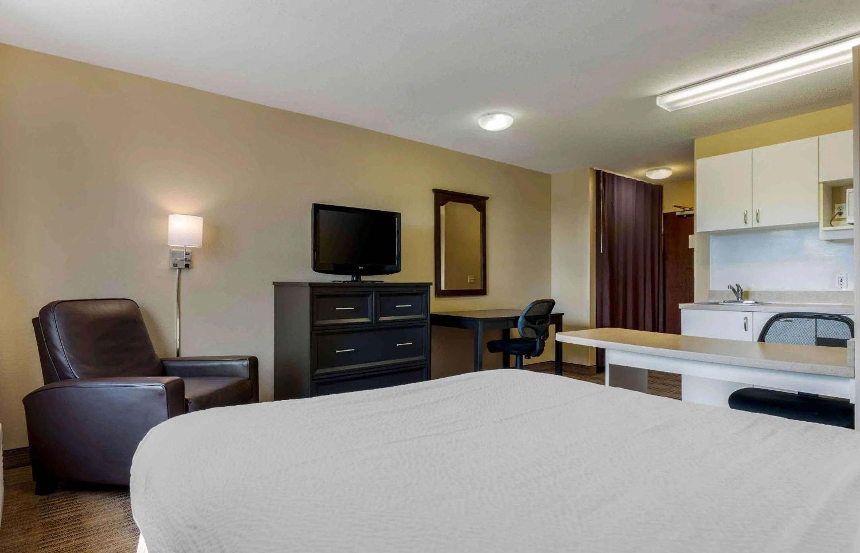 Bedroom, Bed in Extended Stay America Suites - Chicago - Gurnee