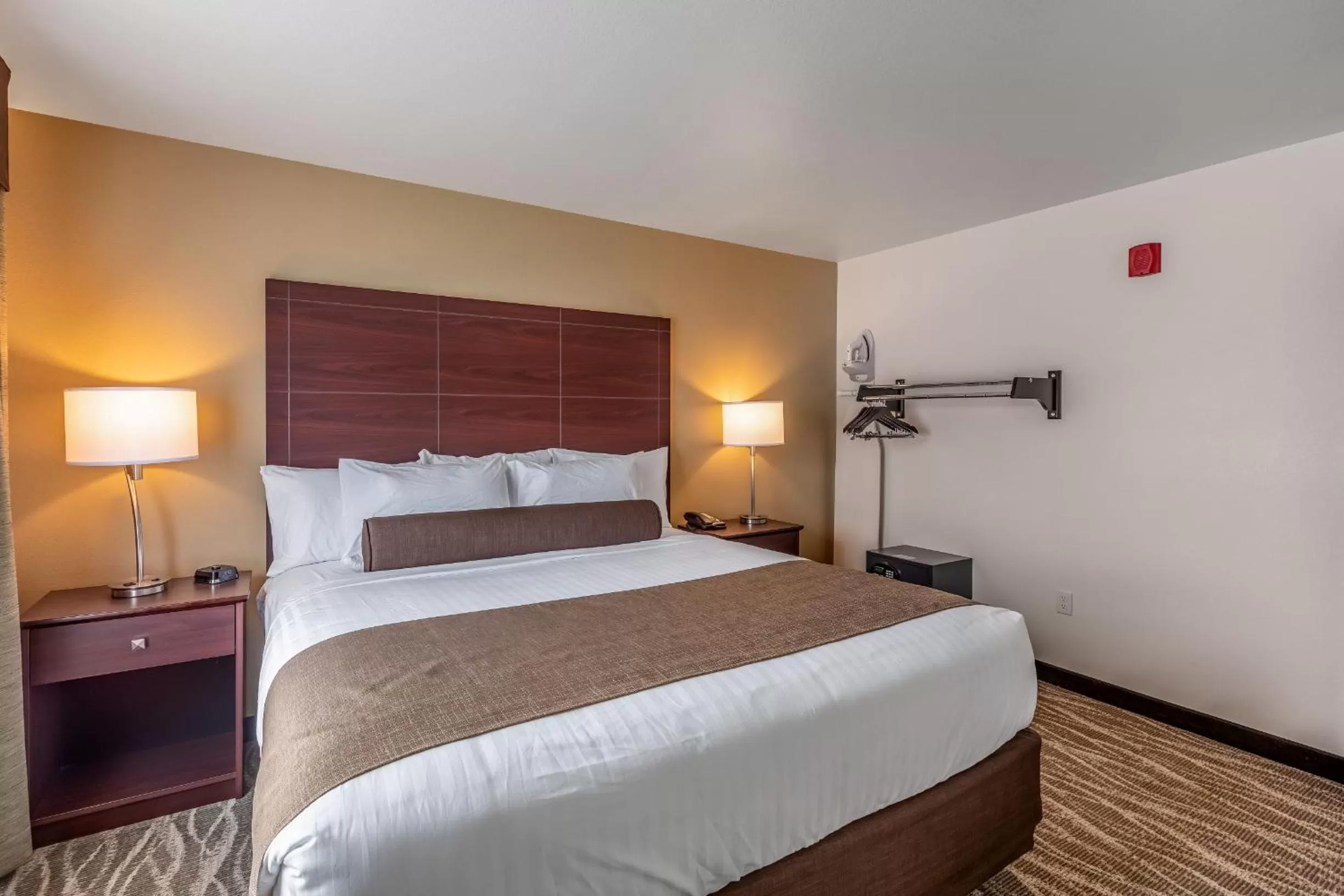 Bed in Cobblestone Hotel & Suites Hartford