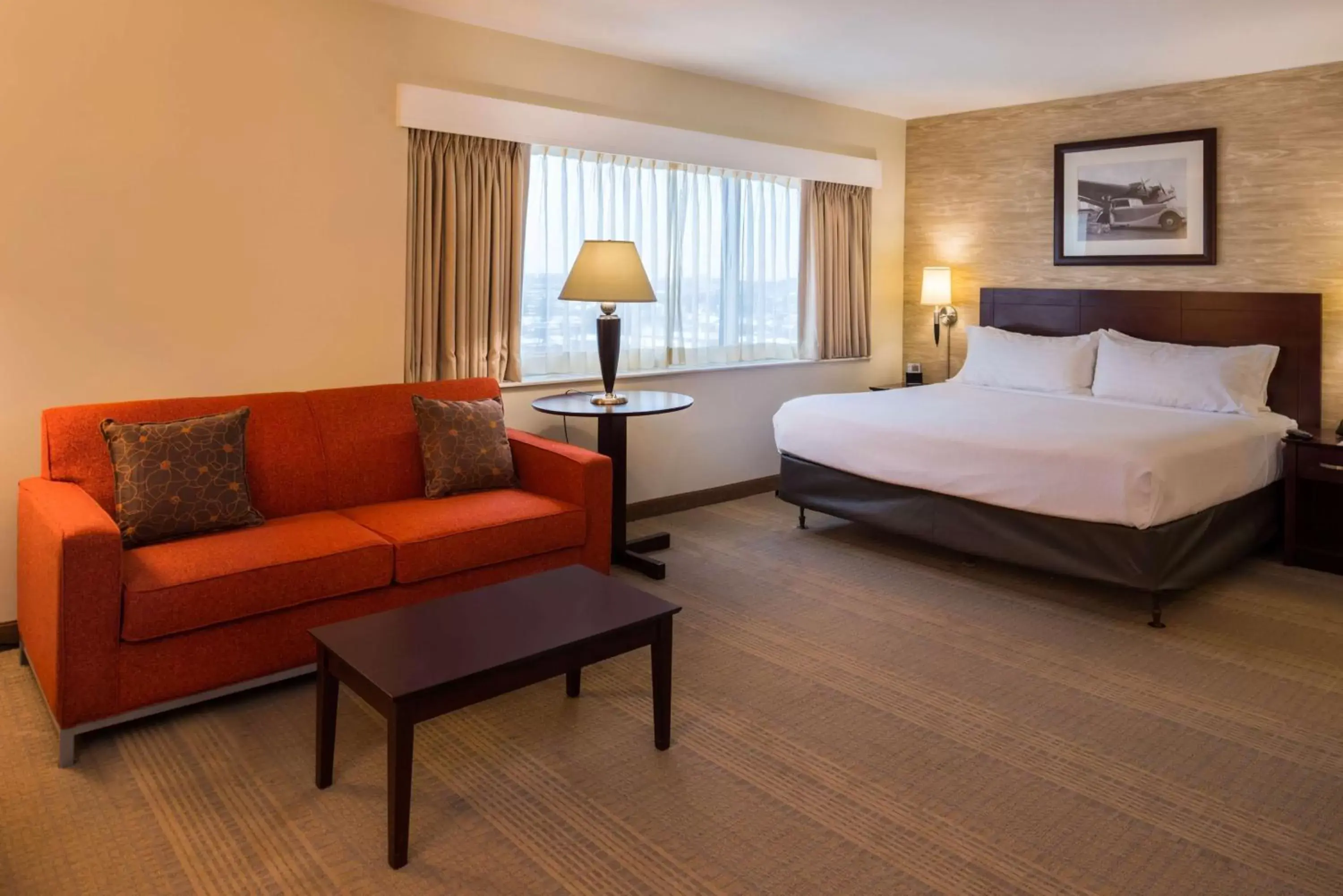 Deluxe King Room with Roll-In Shower - Mobility Accessible in Sonesta Chicago O'Hare Airport Rosemont Deluxe King Room with Roll-In Shower - Mobility Accessible in Sonesta Chicago O'Hare Airport Rosemont