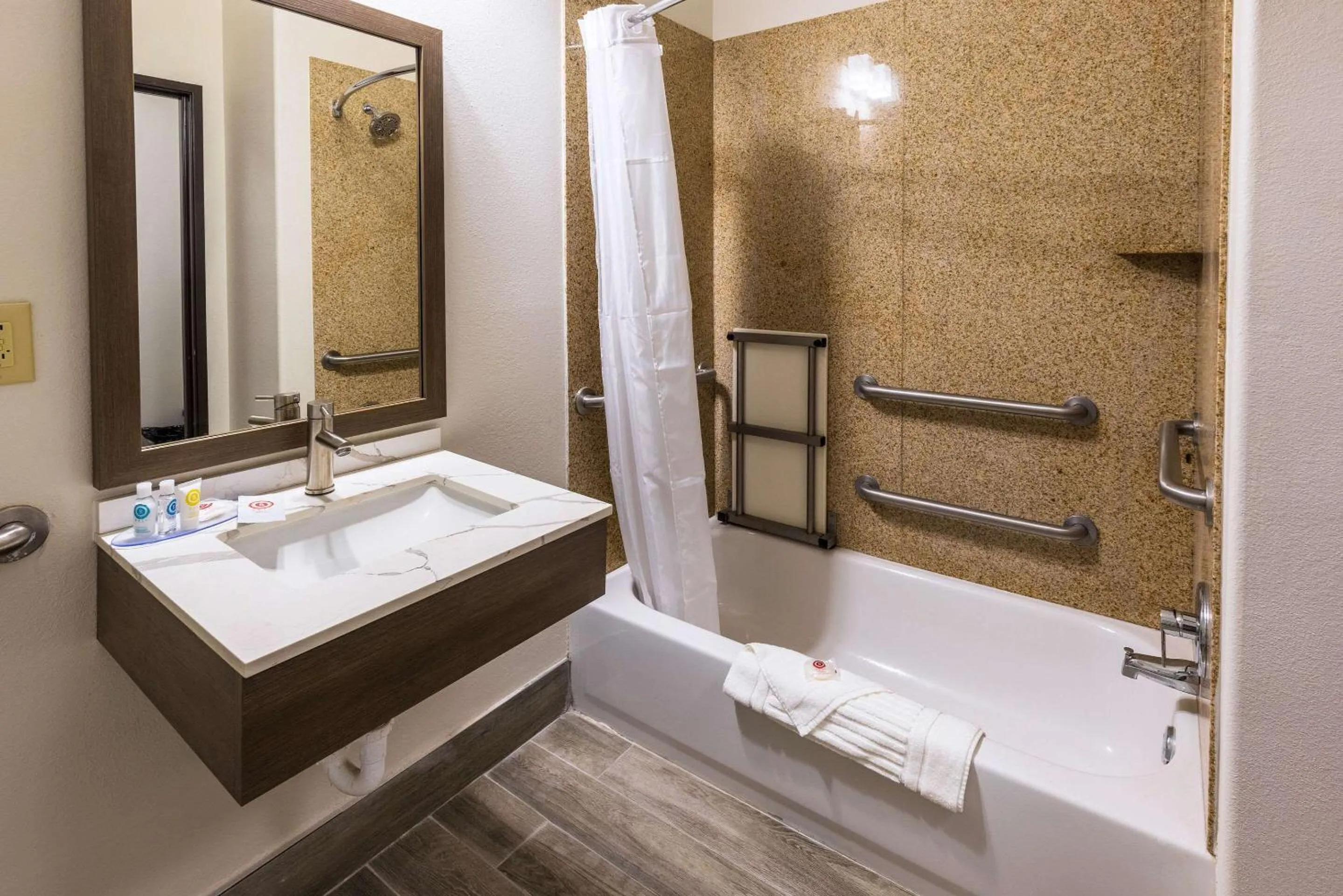 Bedroom, Bathroom in La Quinta by Wyndham New Iberia