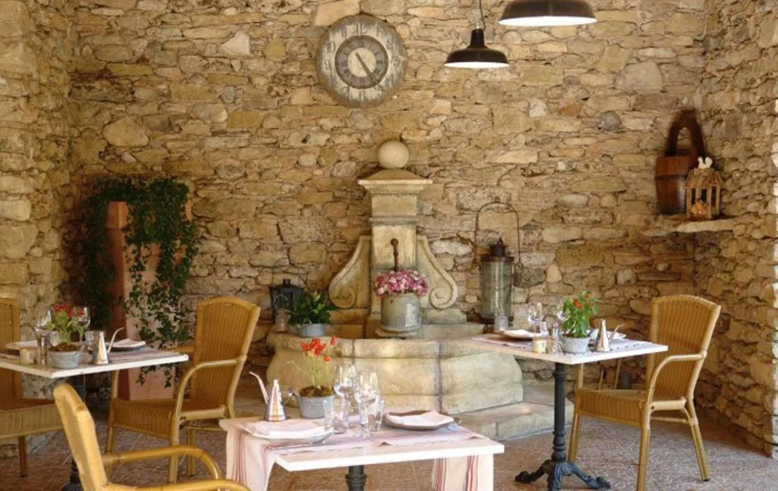 Restaurant/places to eat in Mas De La Senancole & Spa