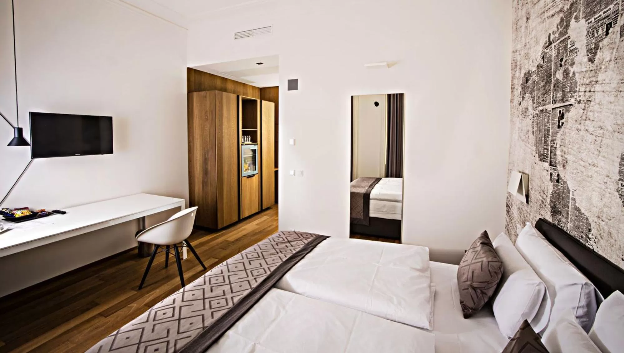 Bedroom, Bed in Hotel Golden Crown