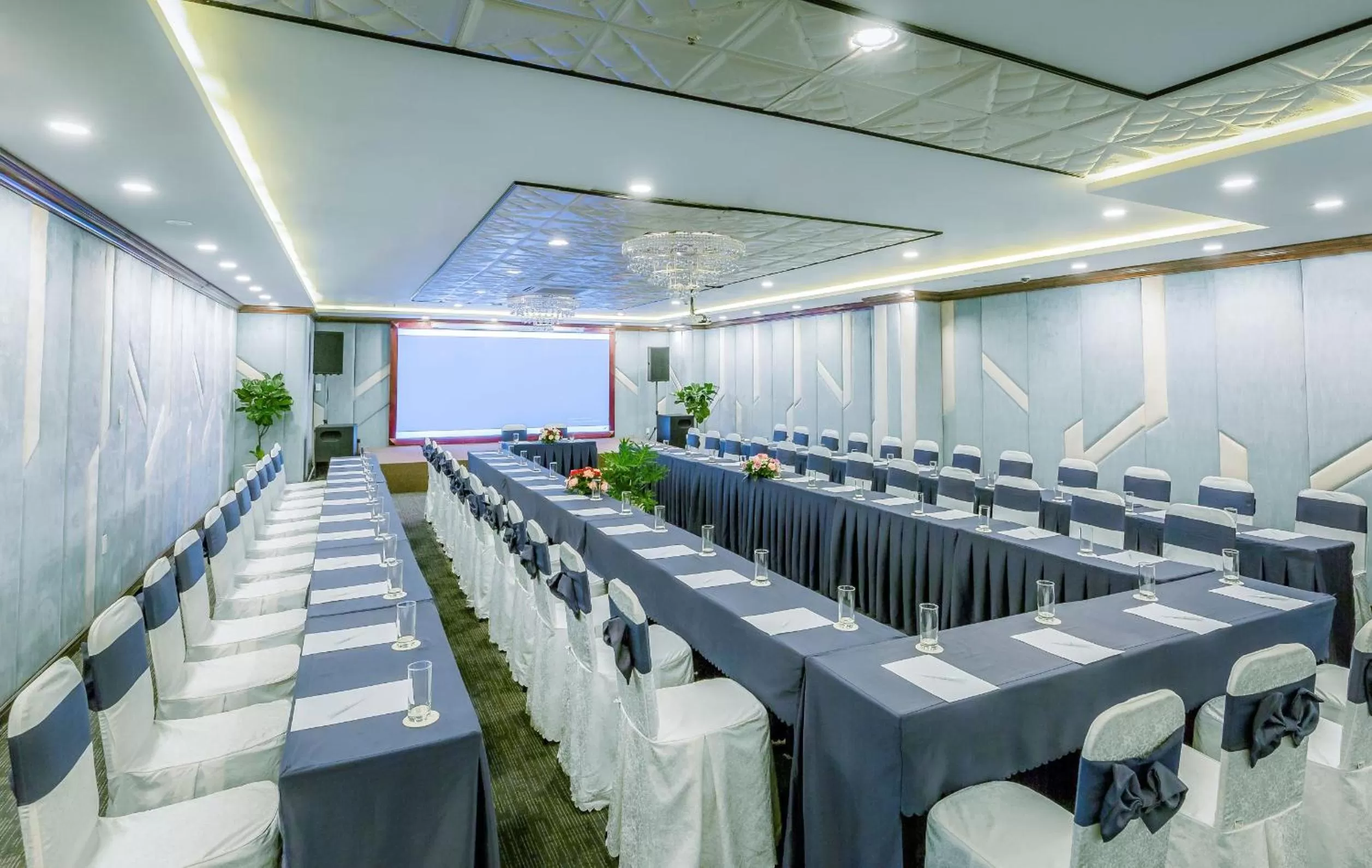 Business facilities in Happy Life Grand Hotel & Rooftop Skybar