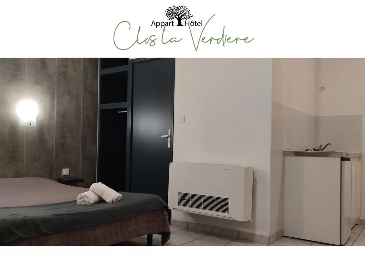 Kitchen or kitchenette, Bed in Le Clos la Verdière