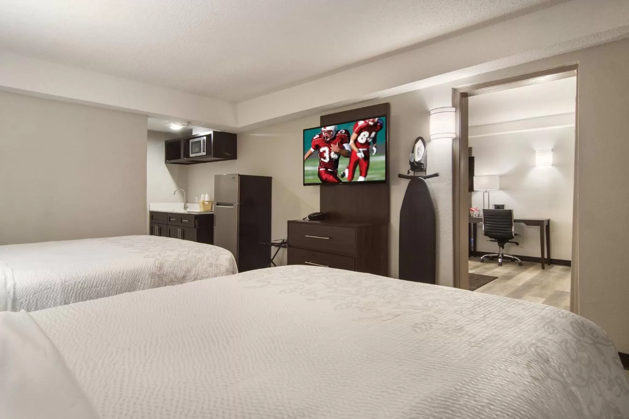 Kitchen or kitchenette, Bed in Red Roof Inn PLUS & Suites Erie