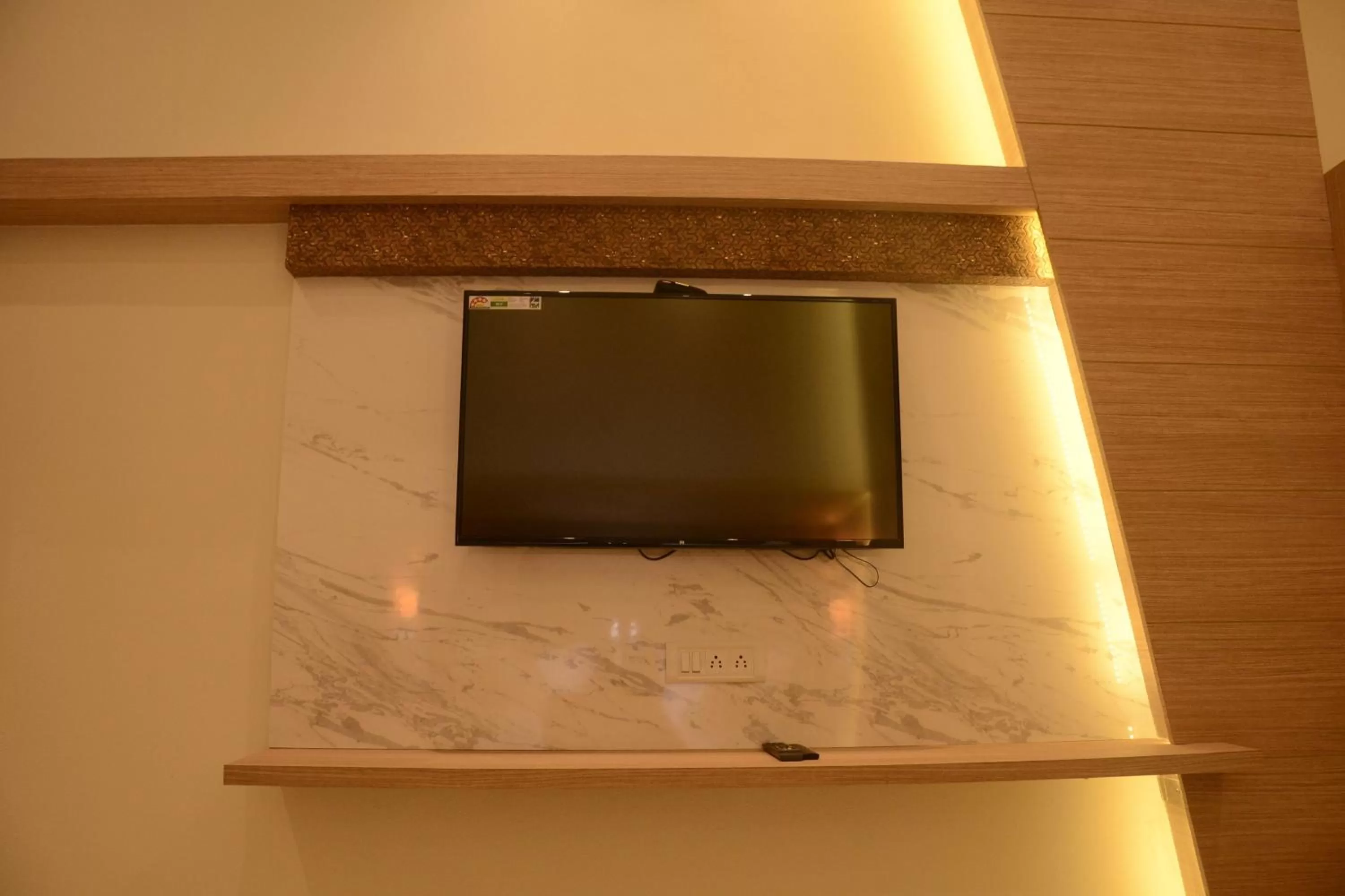 TV and multimedia, TV/Entertainment Center in Hotel Bharat