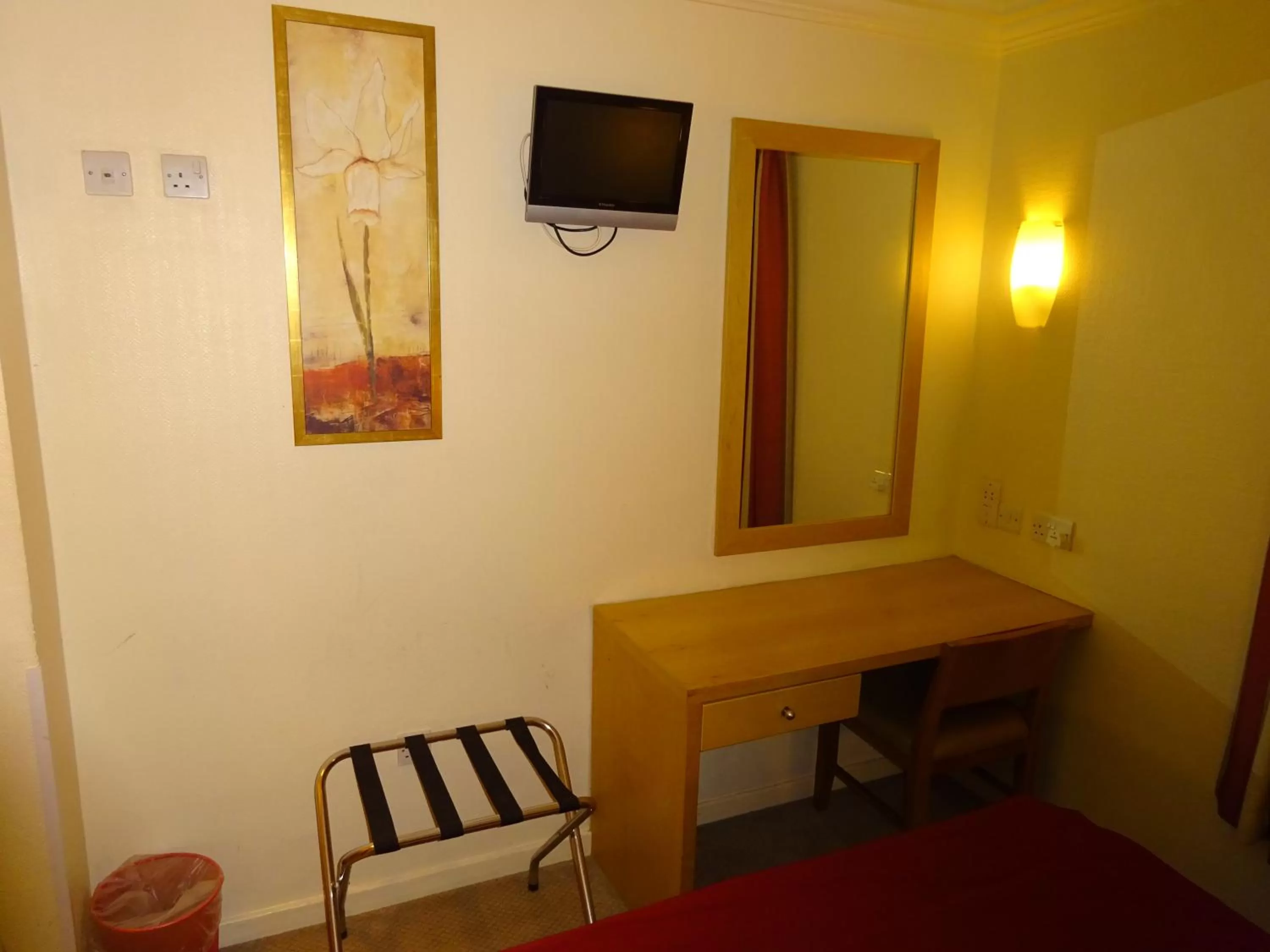 Photo of the whole room in Americana Hotel