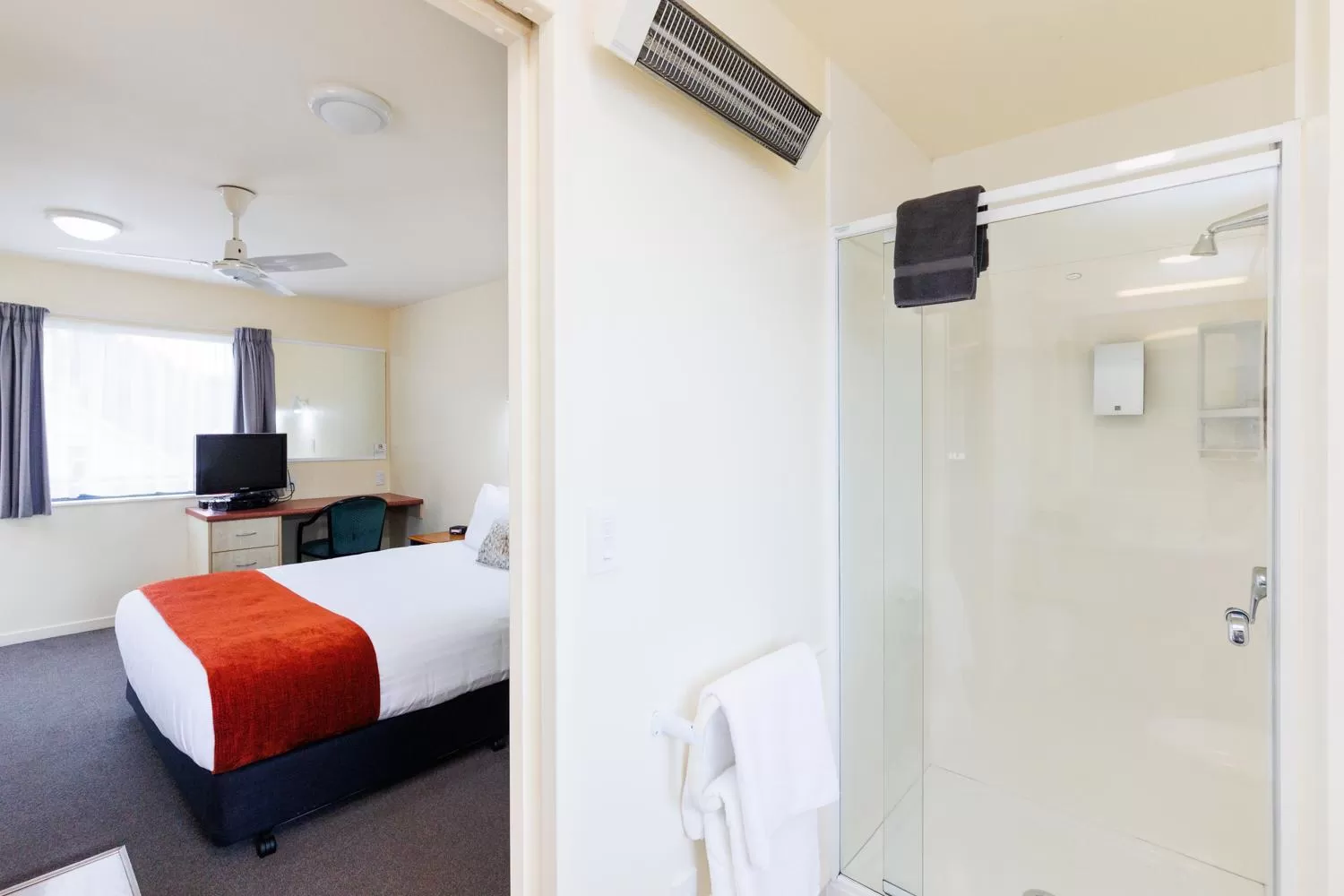 Shower, Bed in Bella Vista Motel Palmerston North