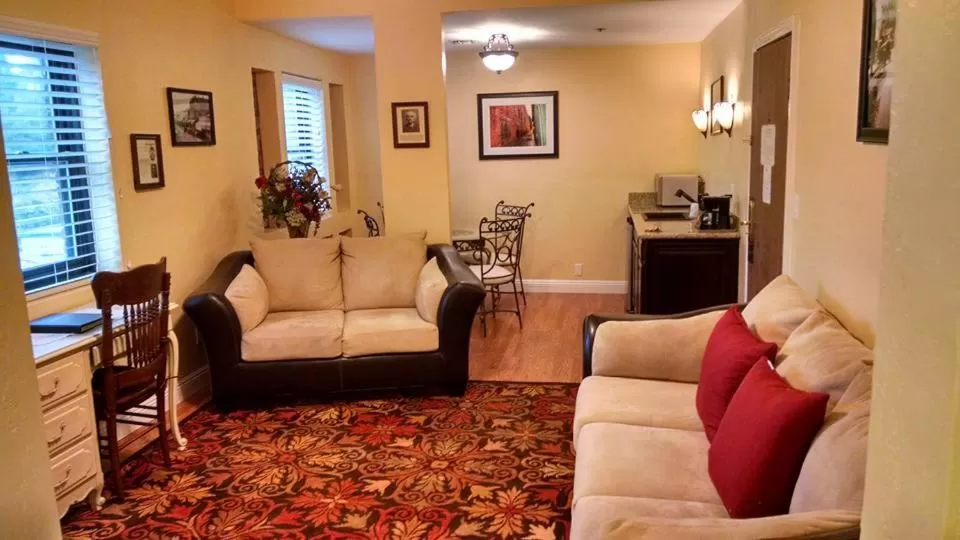 Photo of the whole room in Historic Cary House Hotel