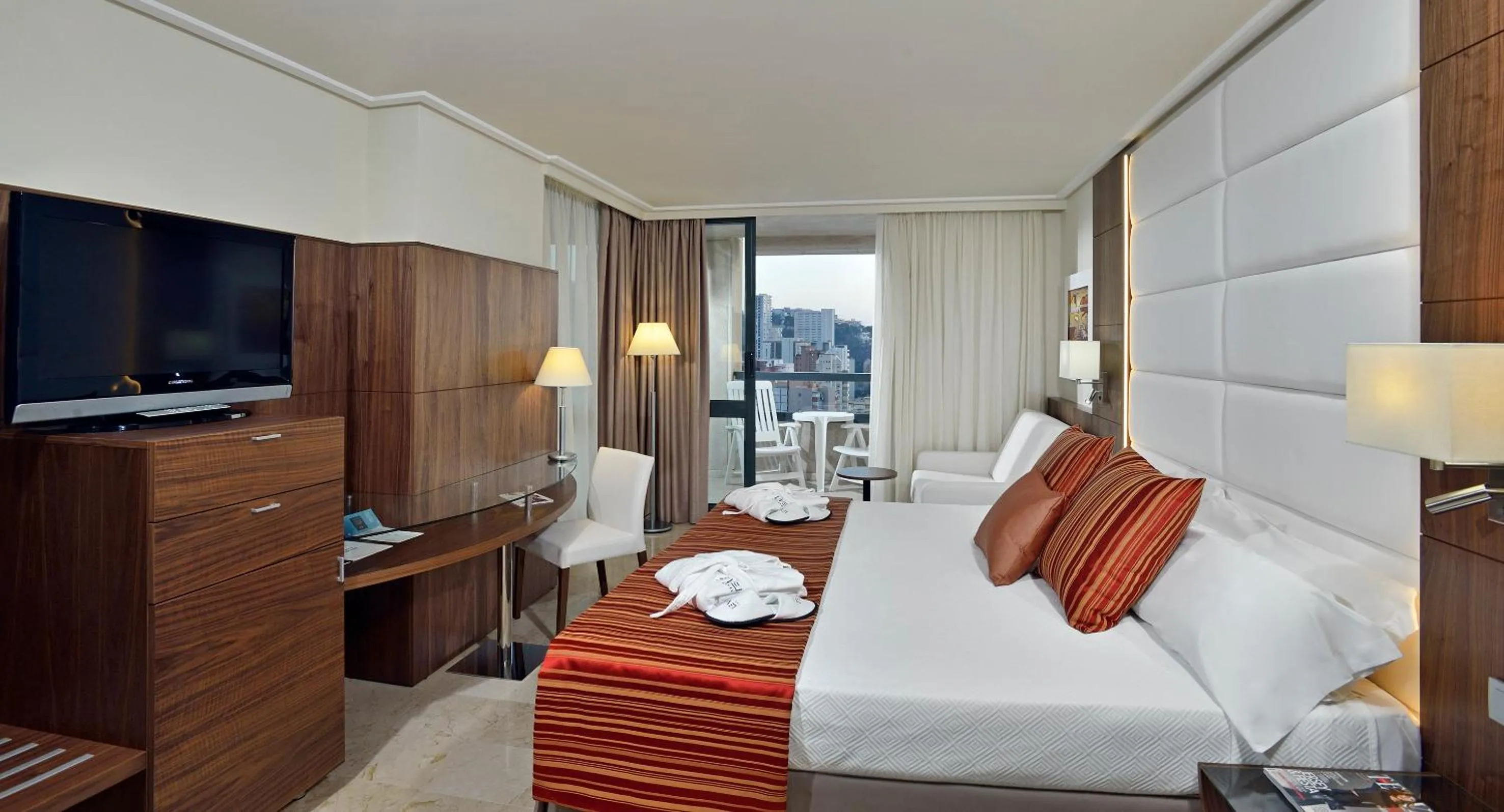 Photo of the whole room, Bed in Melia Benidorm