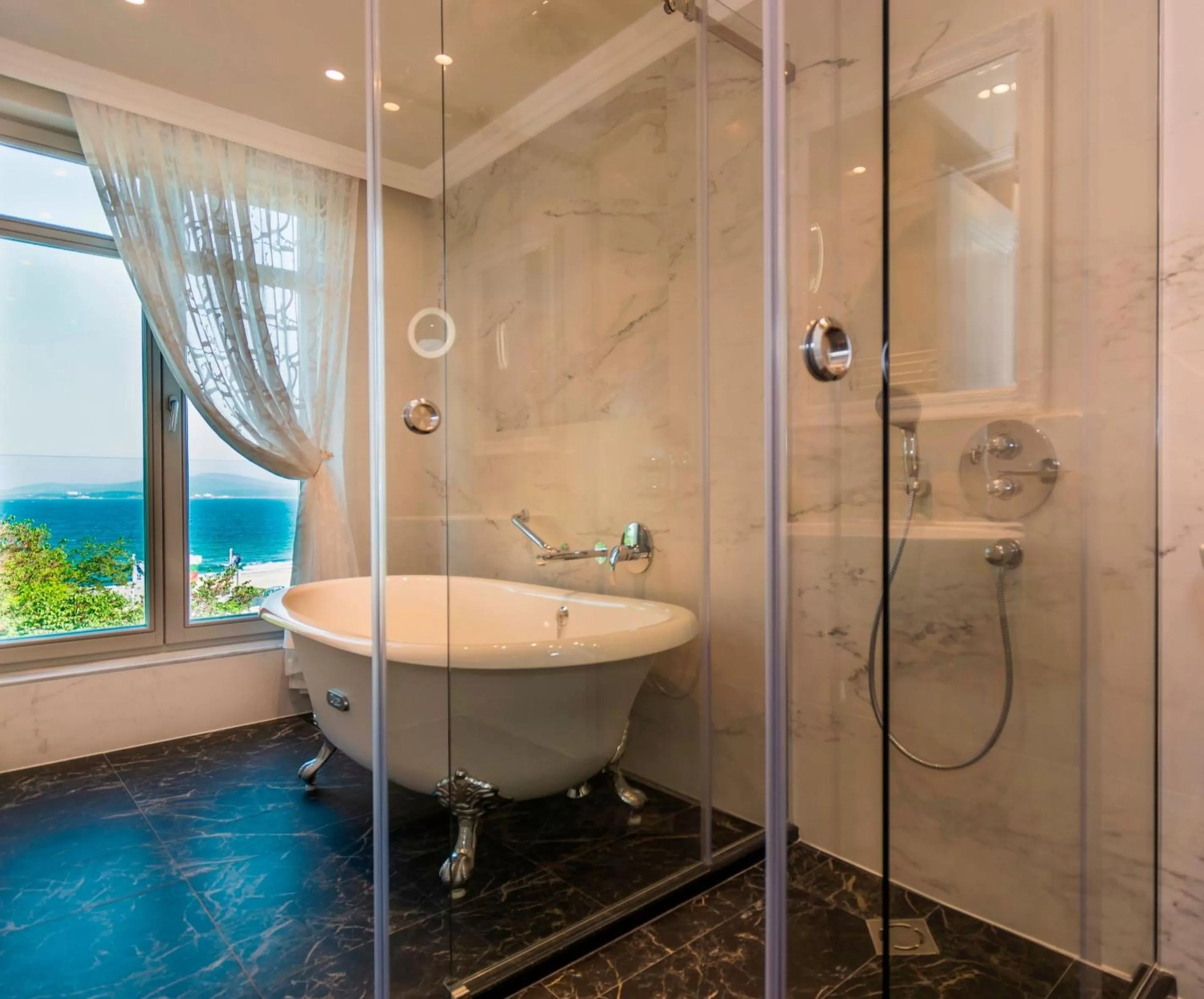 Bathroom in Hotel Residence Promenade