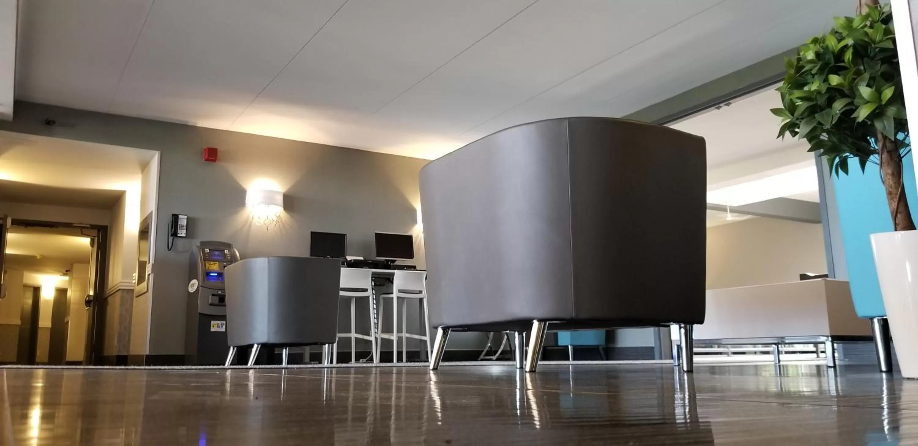 Lobby or reception in Best Western Laval-Montreal & Conference Centre