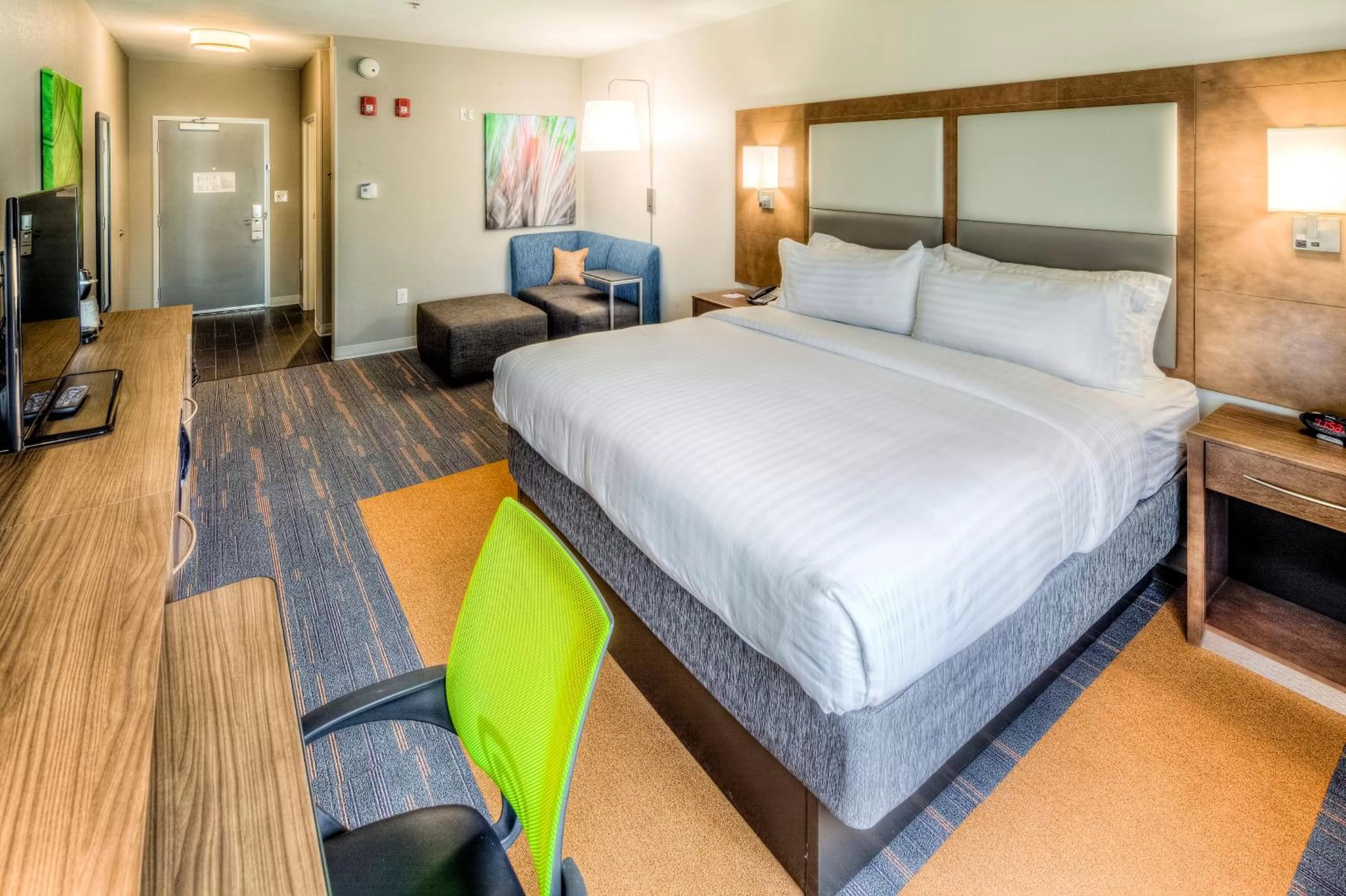 Photo of the whole room, Bed in Holiday Inn Express & Suites Cleveland/Westlake by IHG