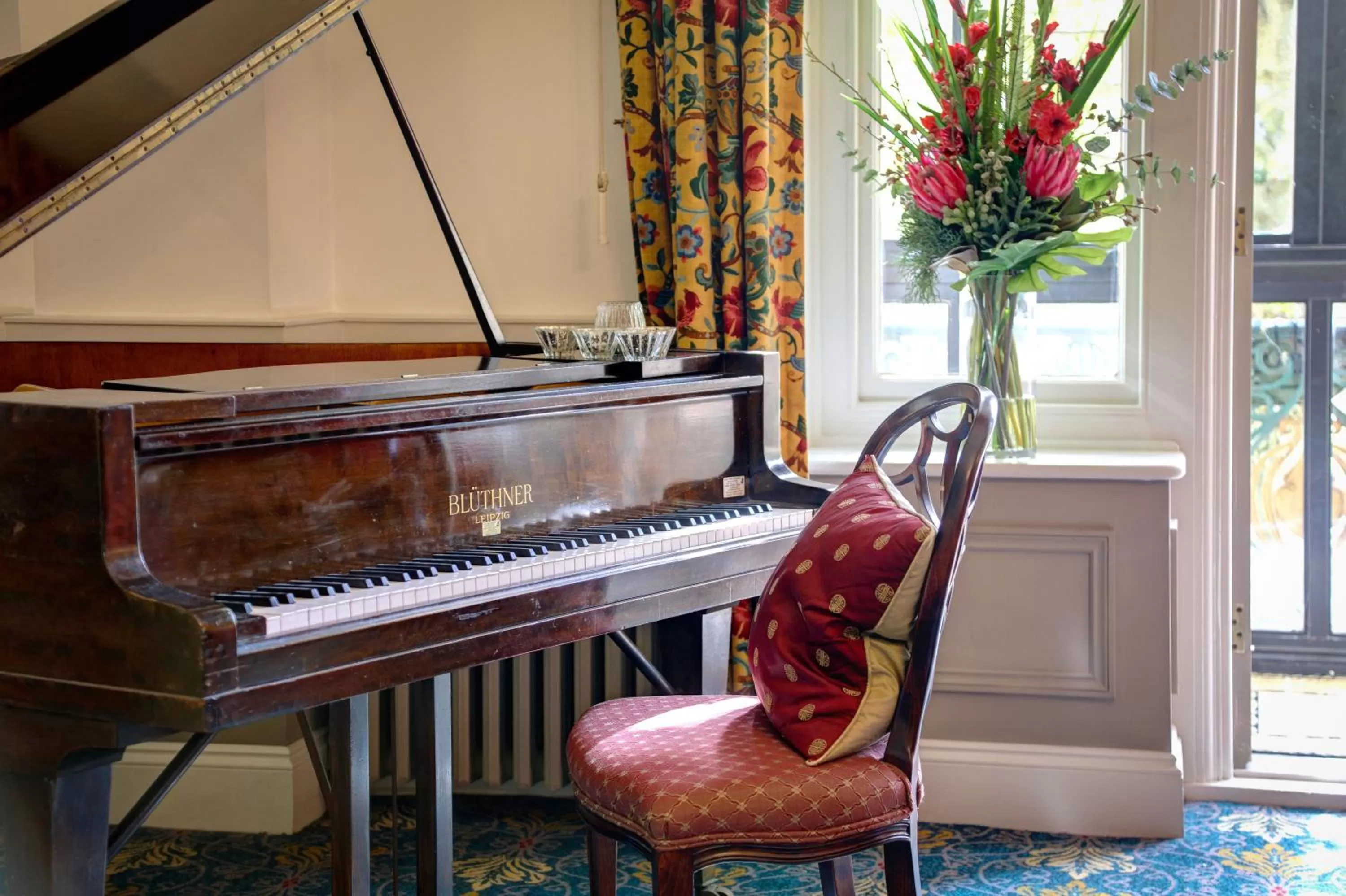 Lounge or bar in Norfolk Royale Hotel