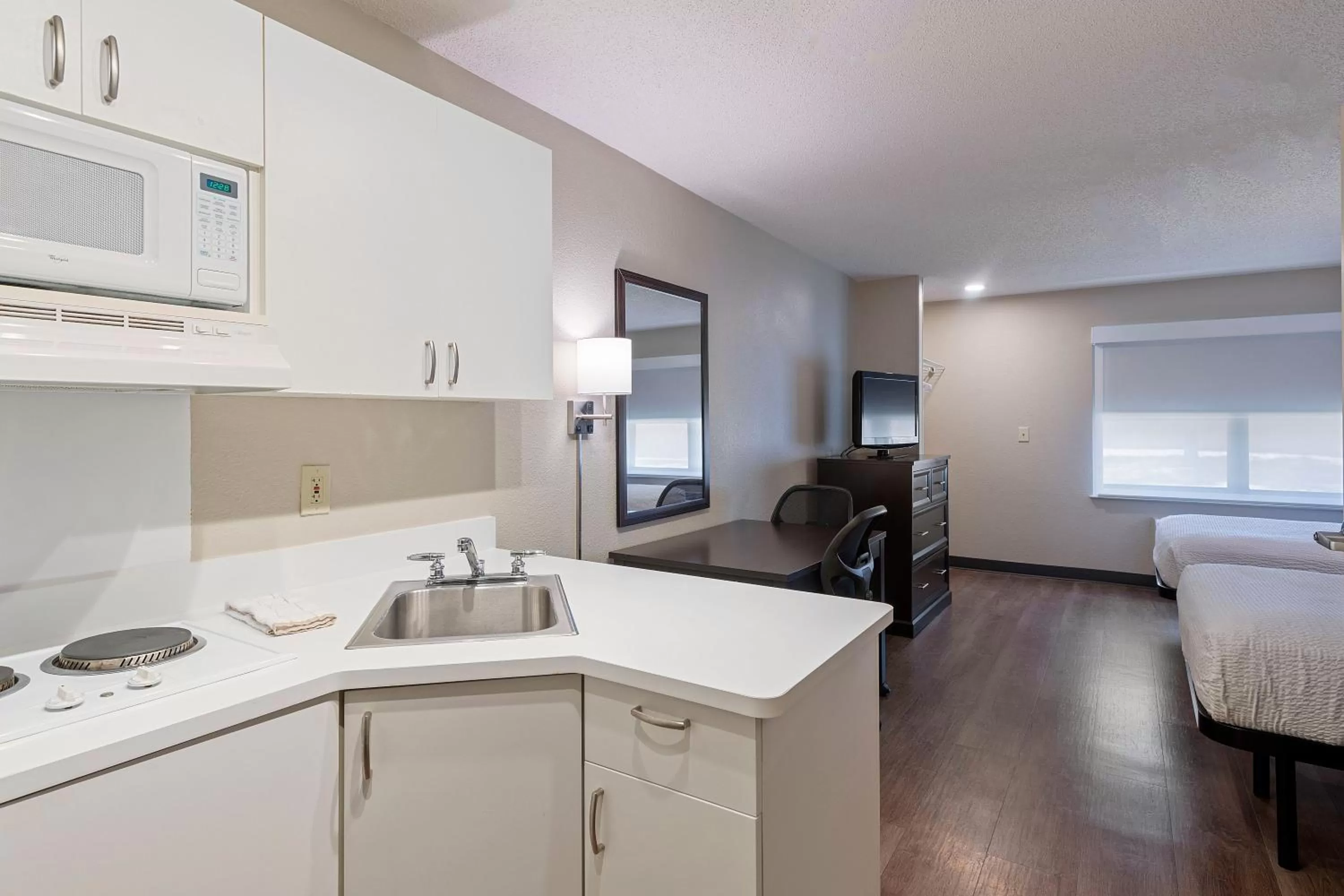 Kitchen or kitchenette, Bed in Extended Stay America Suites - Charlotte - Pineville - Park Rd