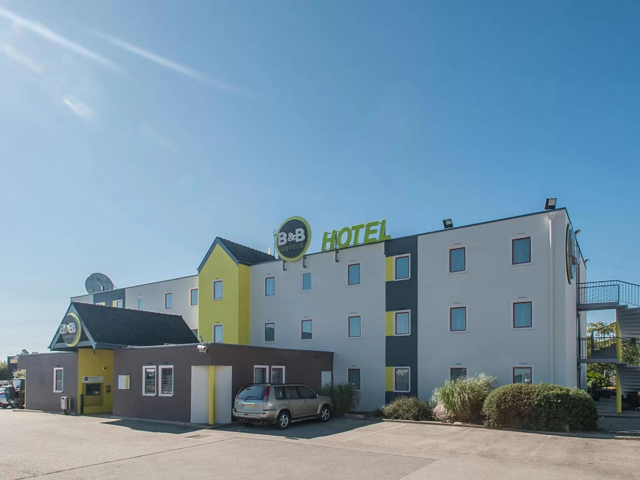 Facade/entrance in B&B HOTEL Lorient Caudan