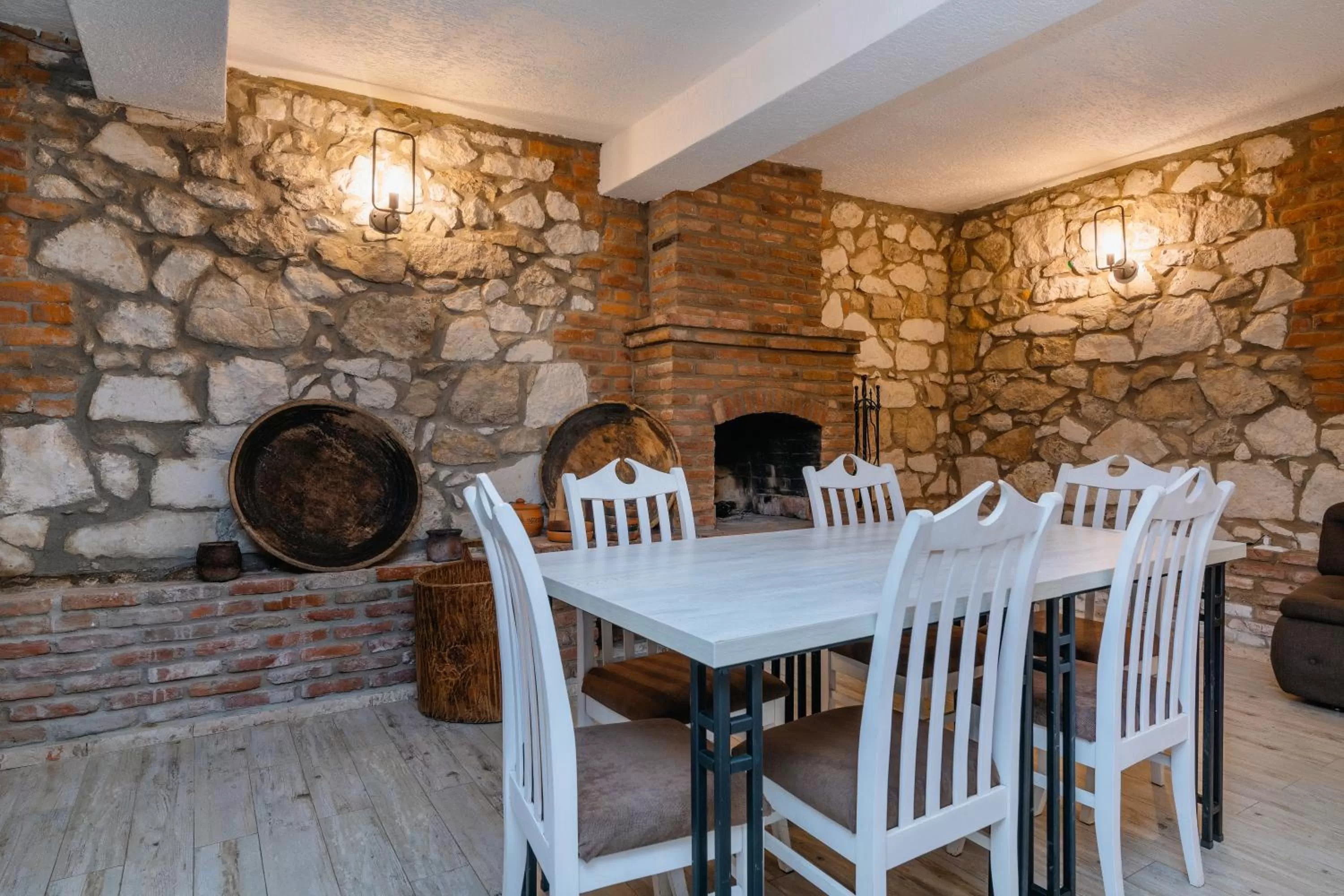 Restaurant/places to eat in Hotel Green Town