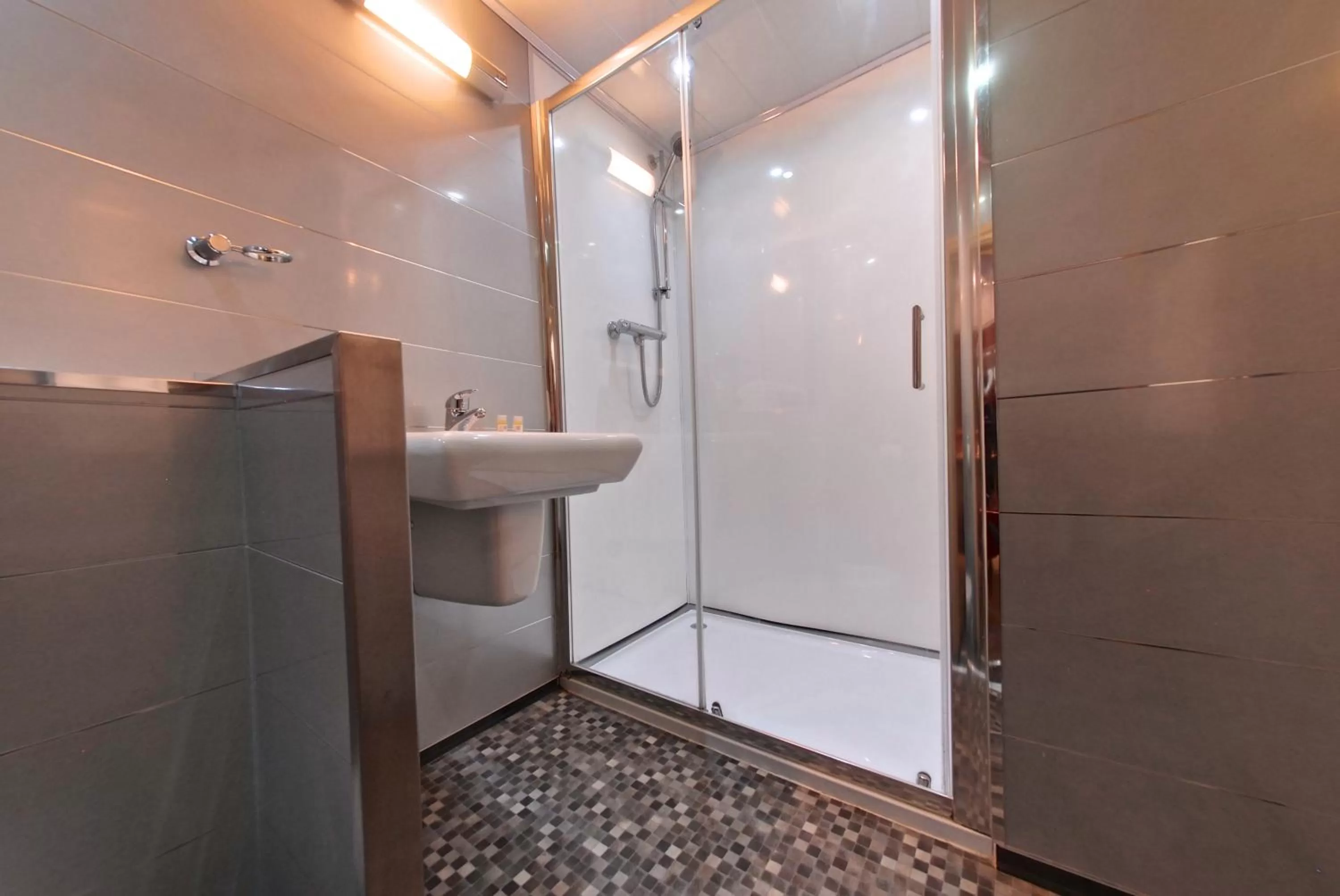 Bathroom in The George Hotel